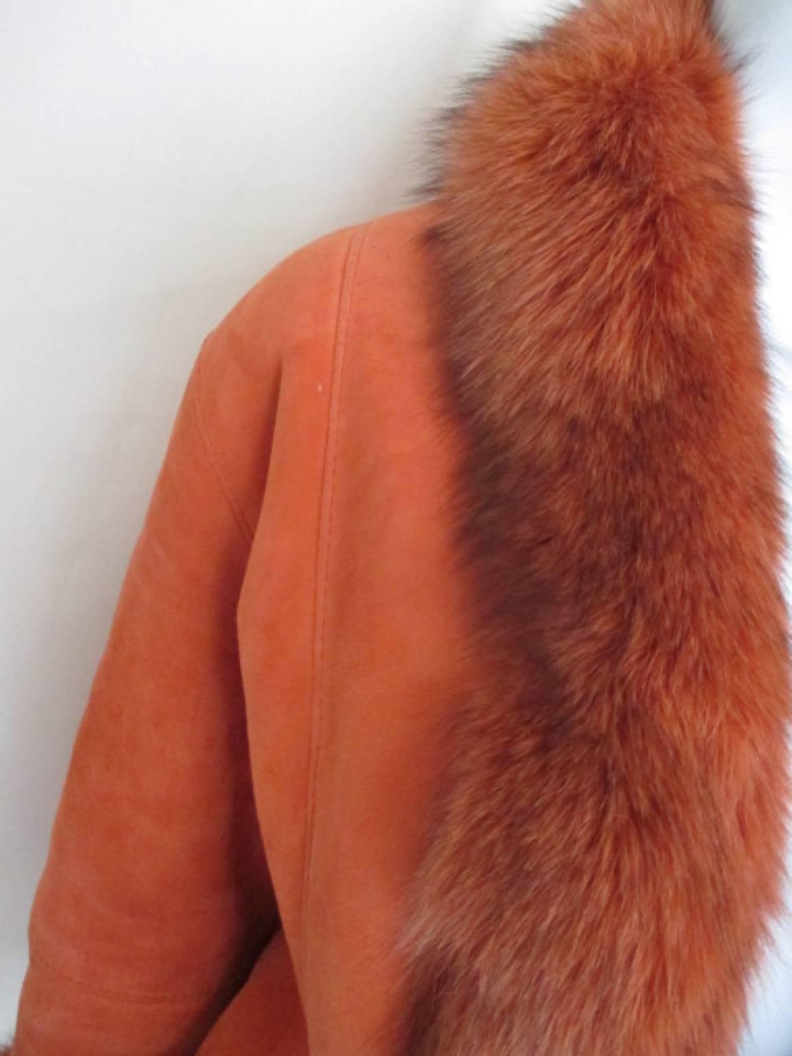This jacket is made of very soft suede shearling and trimmed with dyed orange fox fur.
It has 2 buttons and no pockets.
Its in good vintage condition with some wear at the suede leather
Size fits as small/medium, see section measurements.

Please