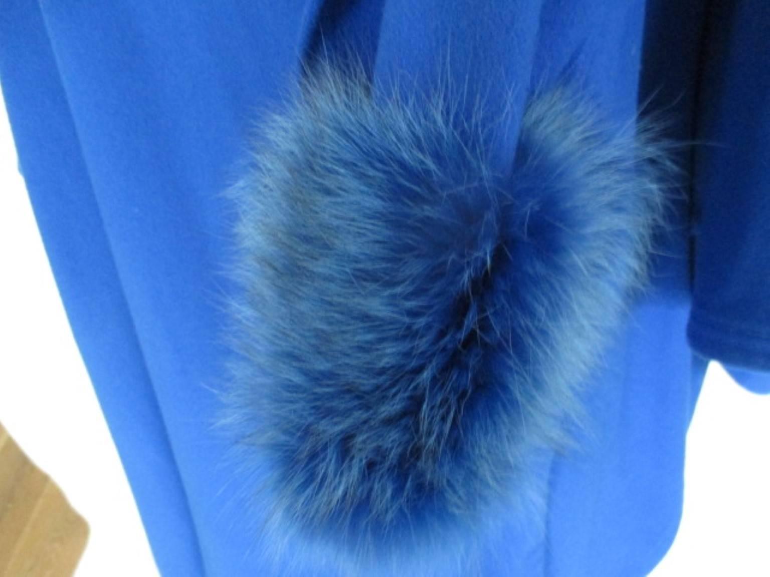 Bleu Louis Feraud cape en fourrure de renard bleu royal en cachemire en vente