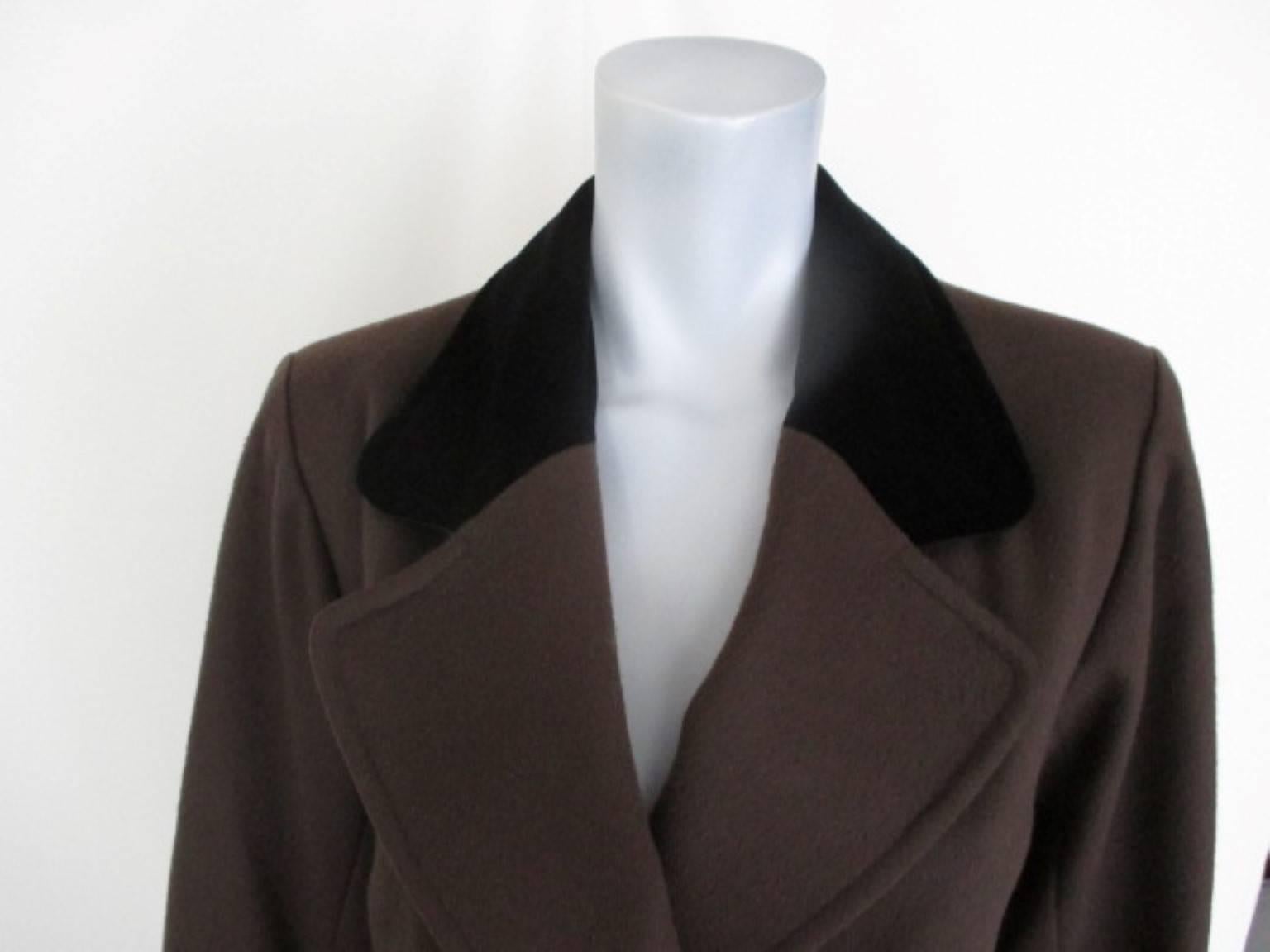 This YSL brown coat is made of wool and has 2 pockets and 2 closing buttons.
Its trimmed with black velvet at cuffs and collar.
Its in good vintage condition
Size is marked France 36