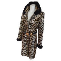 Abrigo exclusivo con estampado de leopardo y ribetes de piel