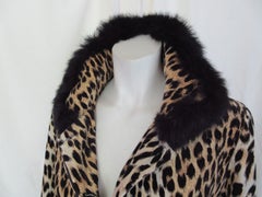 Abrigo exclusivo con estampado de leopardo y ribetes de piel