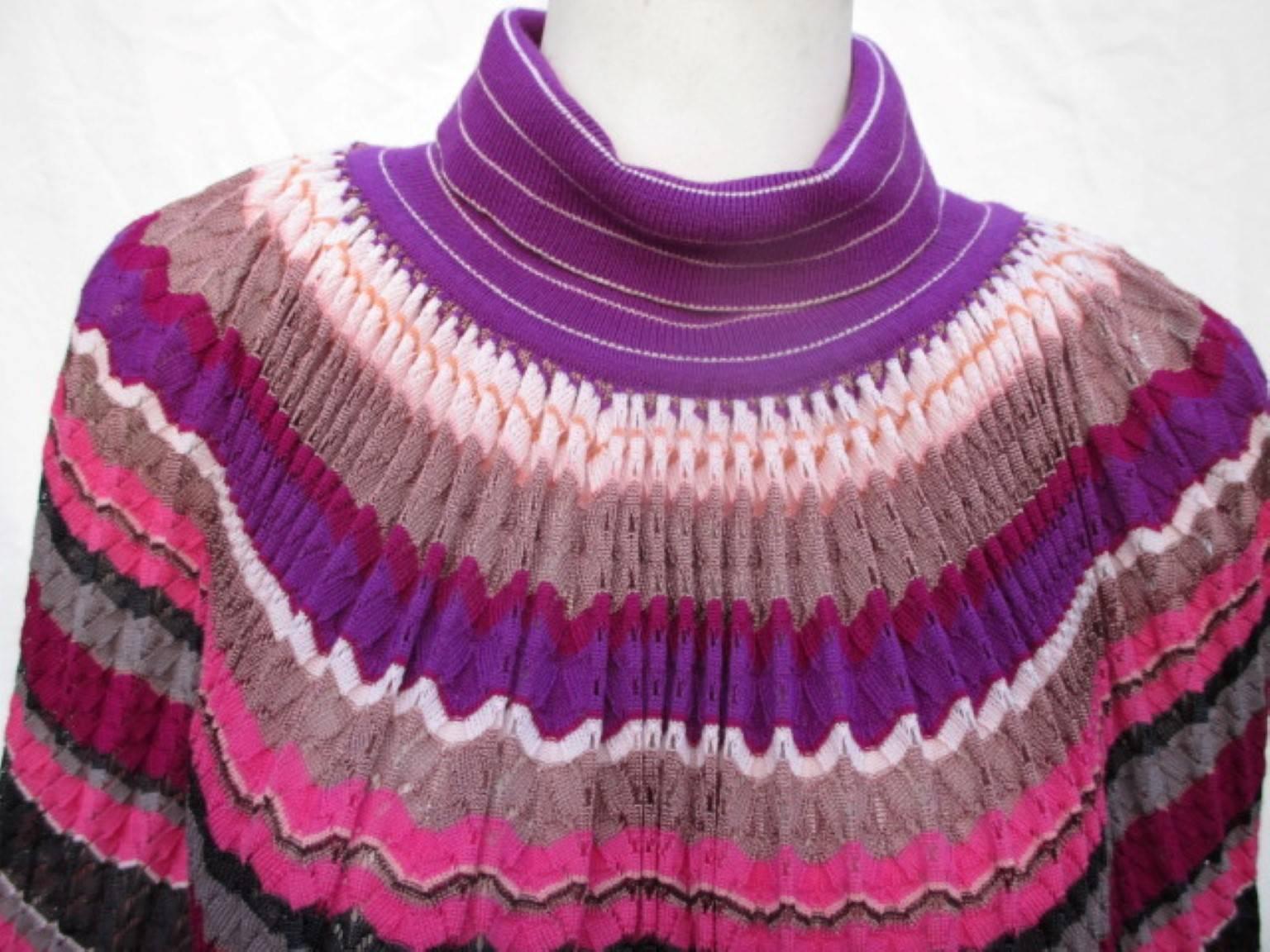 This rare multicolored Missoni cape/shirt has 2 sleeves and is very light to wear.
The condition is good only a litlle issue at the bottom of the back side ( not very visible)  see last photo.
Size:  one size 

Please note that vintage items are not