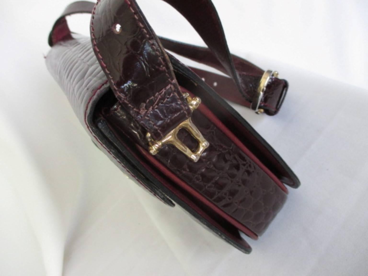 Bordeaux Crocodile Print Patent Leather Bag In Good Condition For Sale In Amsterdam, NL