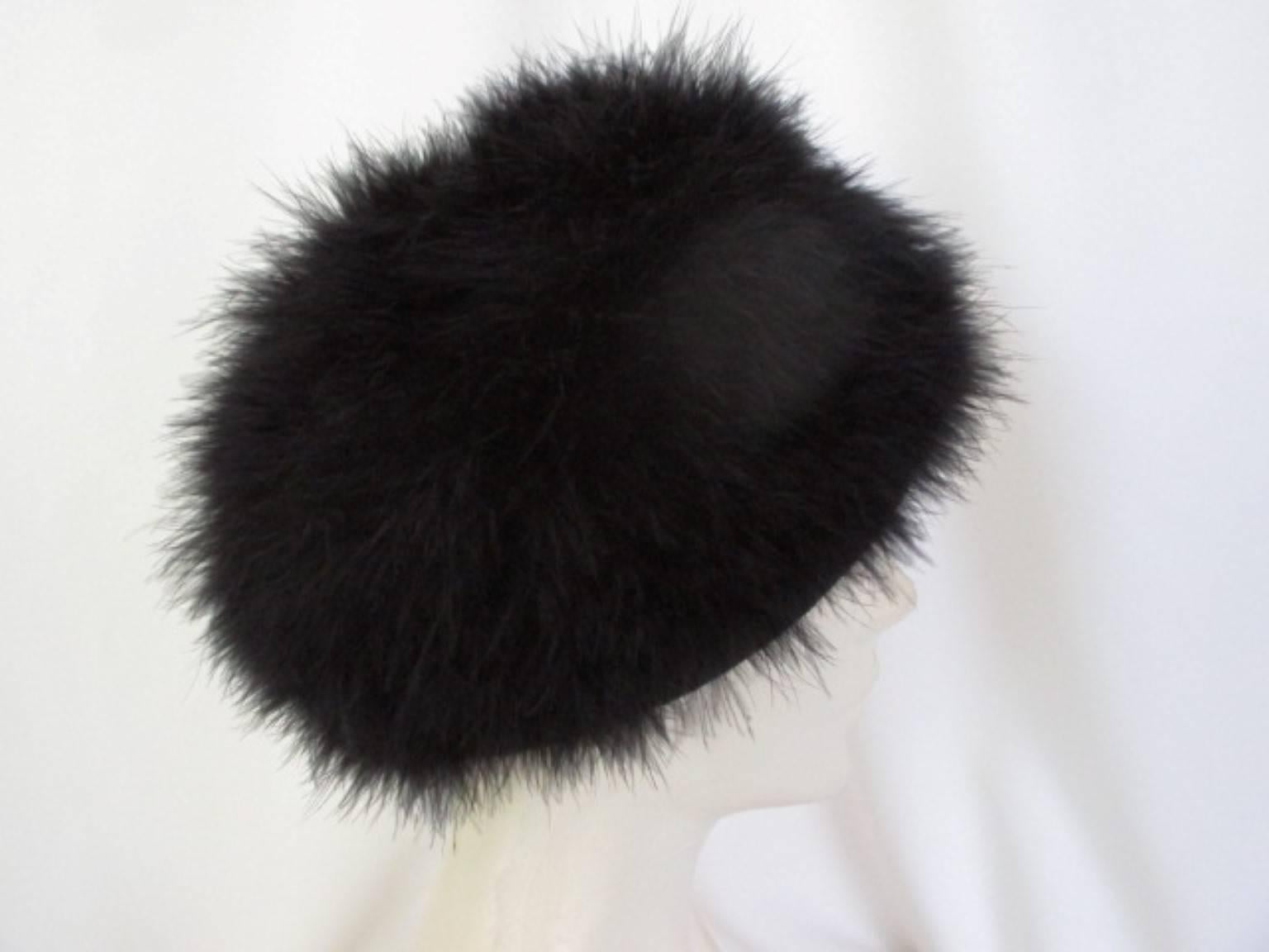 Very nice and light weight marabou hat
In excellent vintage condition
The hat band stretch a little bit
Circumference size 57/58 CM
Please note that vintage items are not new and therefore might have minor imperfections