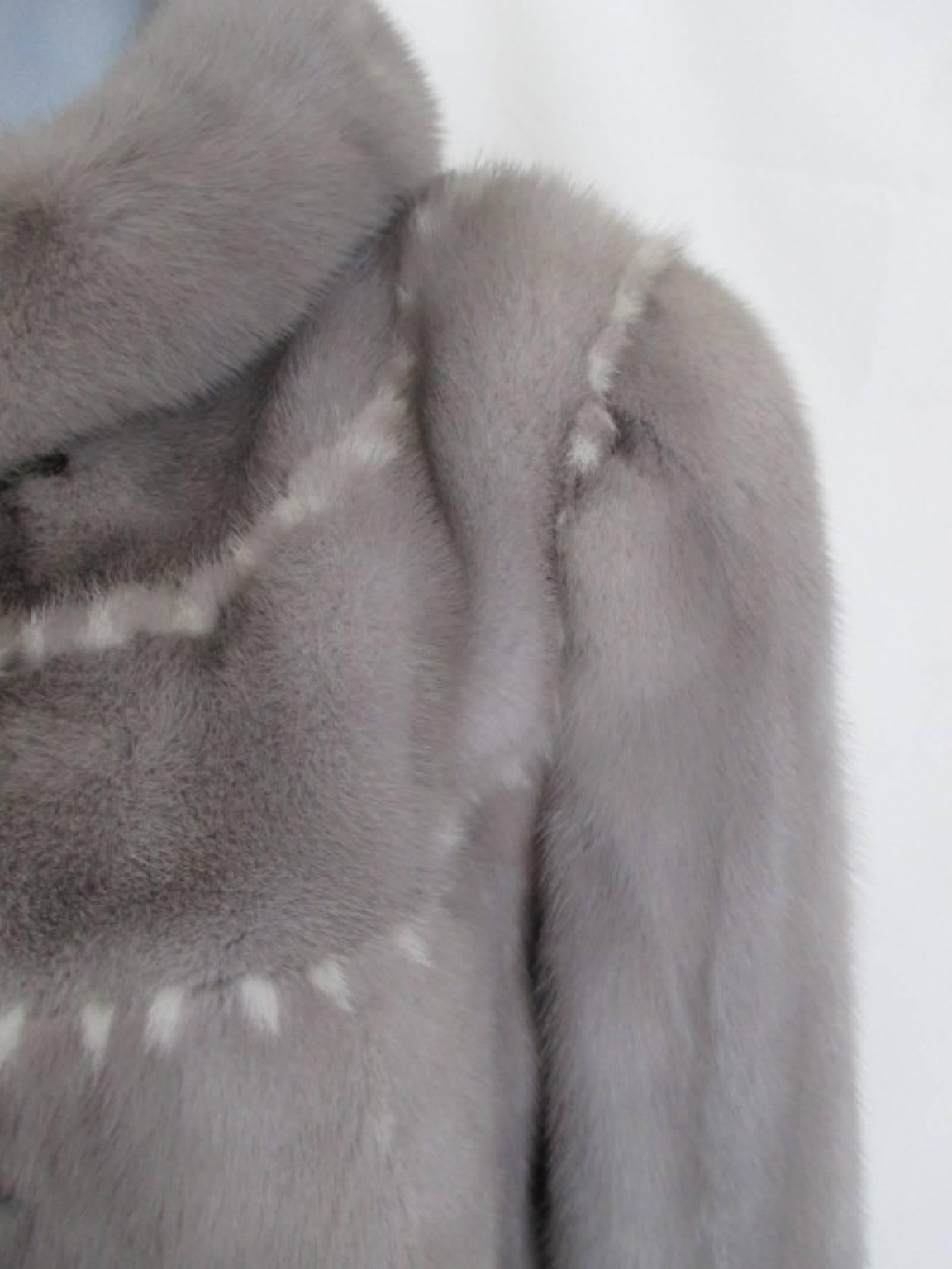 This fur jacket is made of very soft top quality sapphire mink made by saga mink (Saga furs, superior fur products)

We offer more exclusive fur items, view our frontstore

Details:
Sapphire Mink is a light grey mink. Production volume is medium and