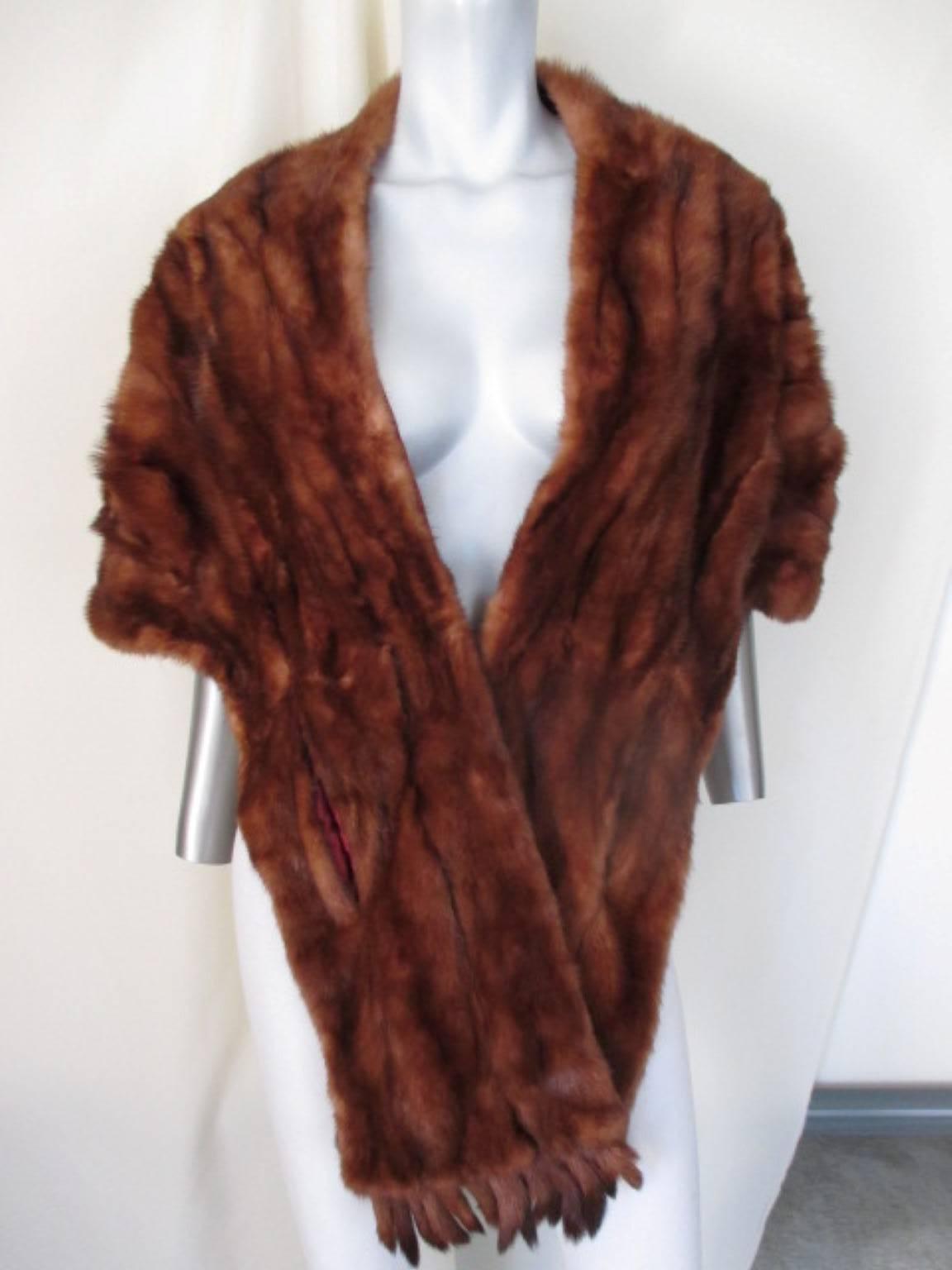 This stole is made of very soft silky mink fur with 2 pockets, 1 closing hook at the front and detachable fringe with pushbuttons.
Its light to wear and in very good vintage condition only the lining has some wear.
one size
Length about 180 cm/