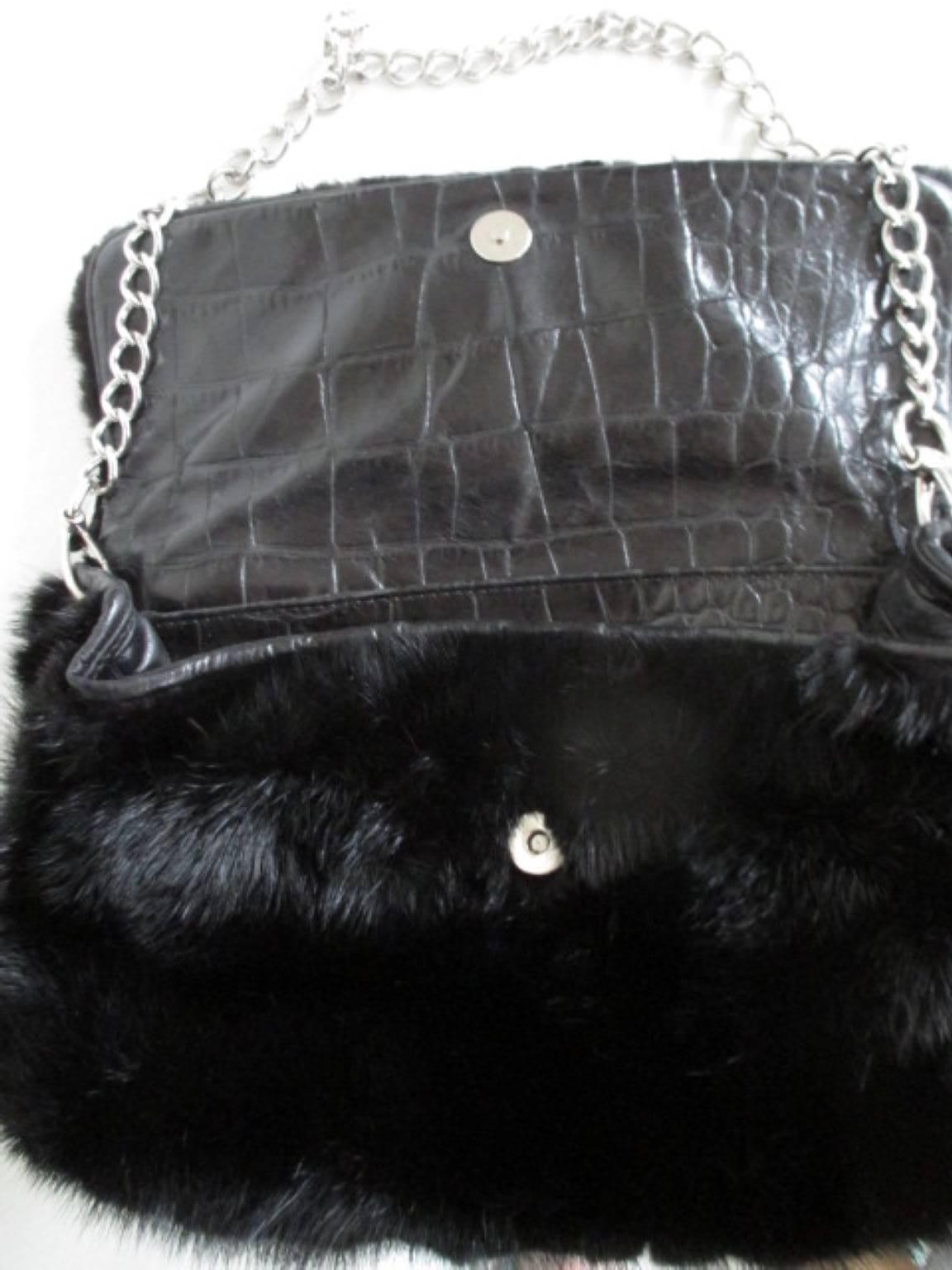 This black mink bag has silver hardware with a suède lining and crocodile print leather.
Its in very good condition, made in Italy by Buti.
Can be worn without the chain and use as a clutch.
measurements:
31 cm x 22 cm
