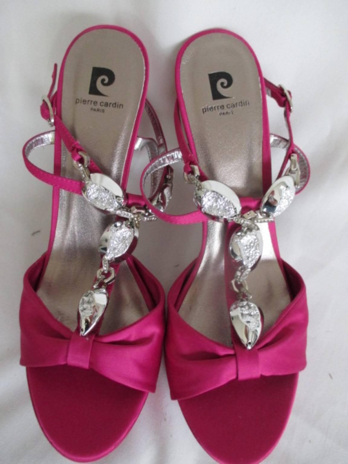 New in box, old stock, rare pierre cardin heels
The material is satin with silver color decorative stones
Its in excellent condition
Comes with the original box
size is EU 41/  US 10.5 /  UK 8.5
We offer also this item in blue with same size