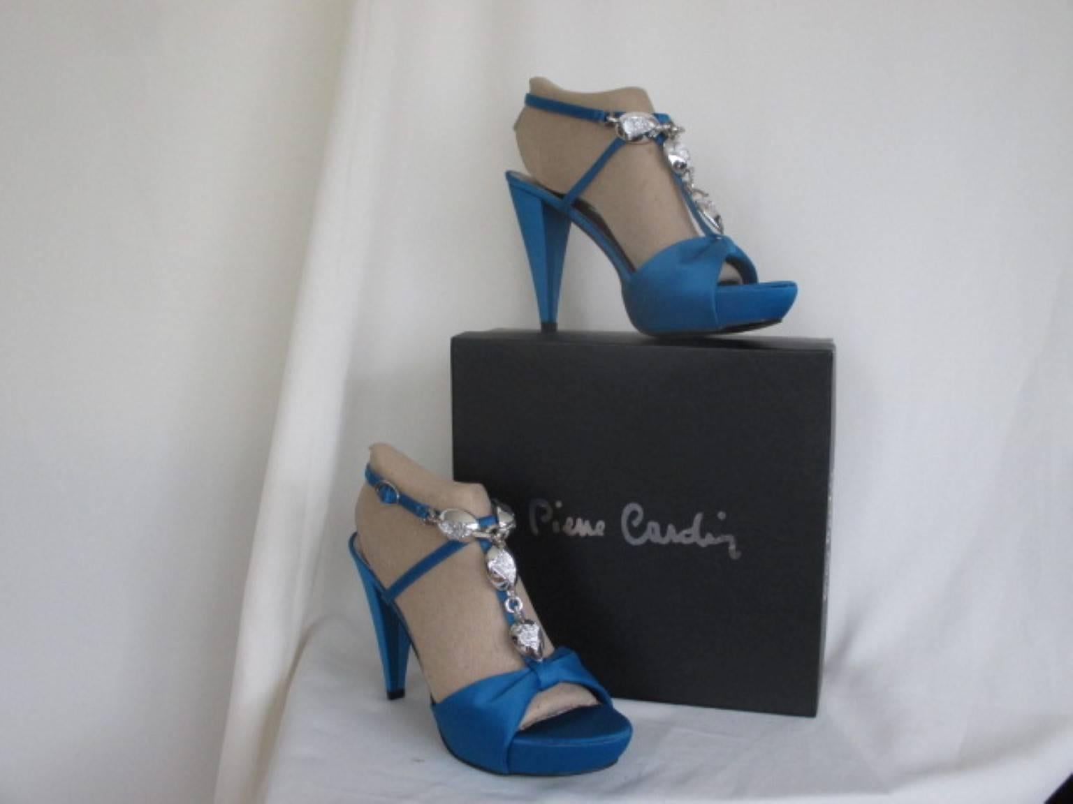 Pierre Cardin - Chaussures à talons compensés fuchsia, neuves, en stock ancien en vente 2