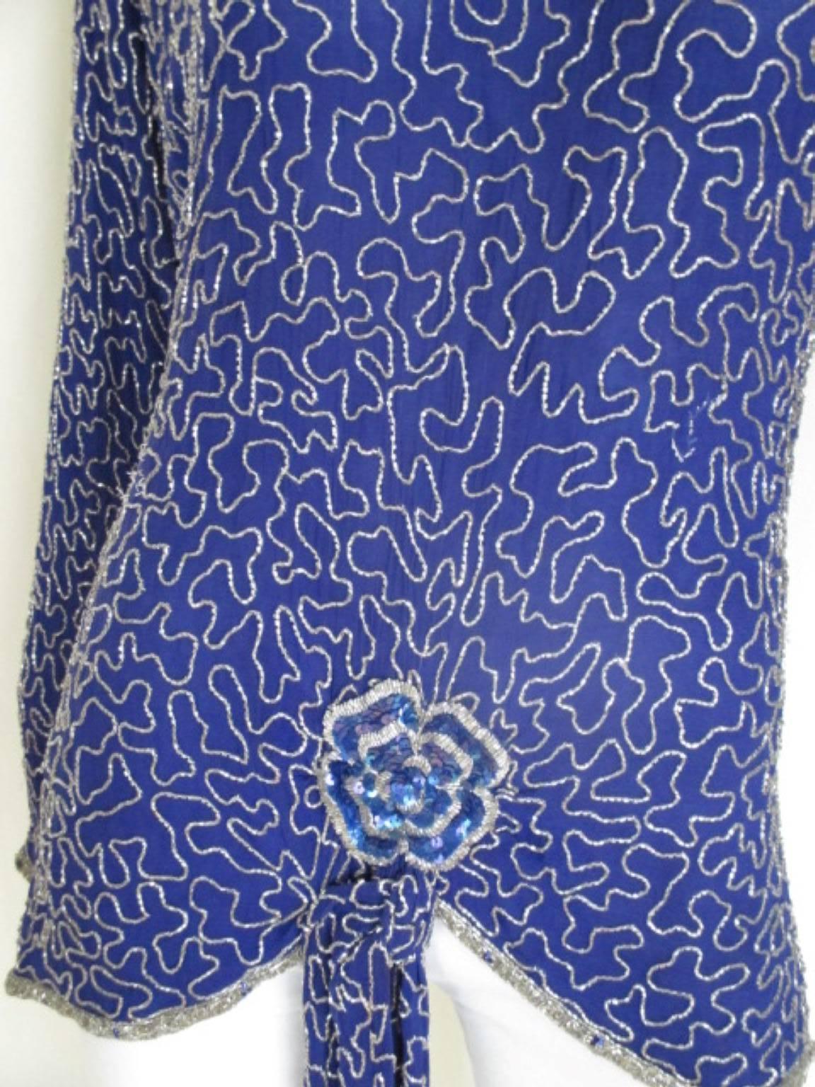 Beautiful blue/silver sequin top made by Fleurs de Paris, New Orléans.
closes with a zipper and a hook.
Sleeves closes with pressbutton and it has shoulder pads.
100% silk
Its in very good vintage condition with minimum missing sequins ( see