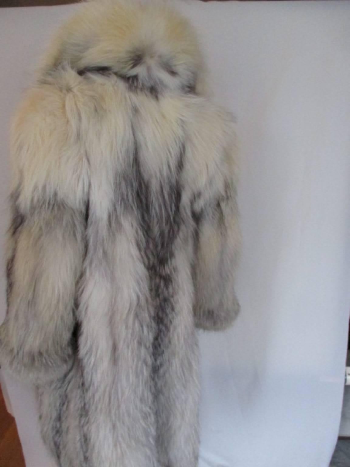 This vintage fur coat is from furrier Alper-Richman furs LTD , Chicago.
It has 3 closing hooks, 2 pockets and an inside zipper pocket.
The former owner is signed Alice in the lining.
Its in excellent vintage condition with some minimum wear at the