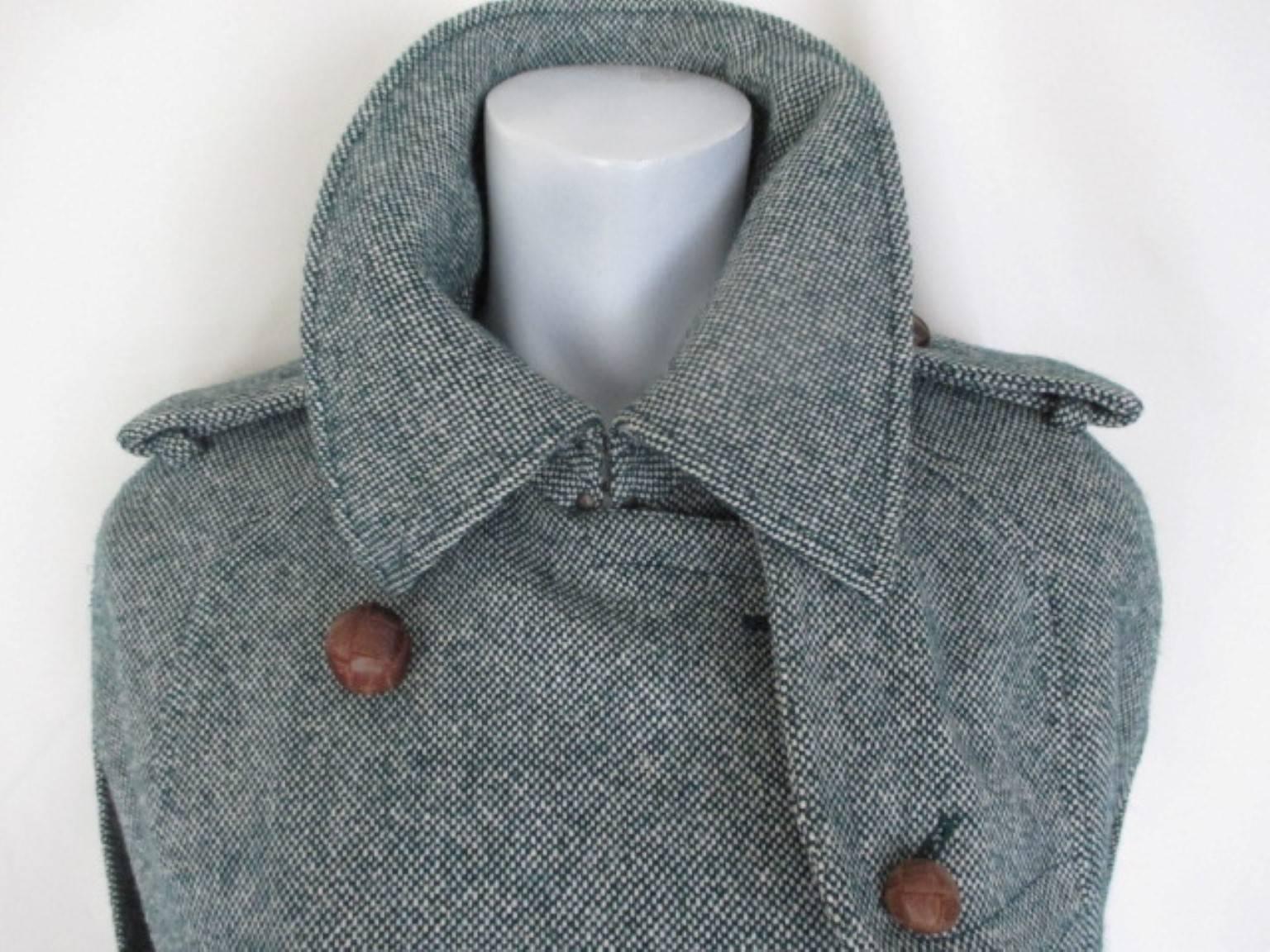 This cape is from 2004-2005 Burbery show autumn/winter.
It has leather buttons, closing hook at the collar, inside pocket and 2 pockets.
Its in excellent condition.
one size
