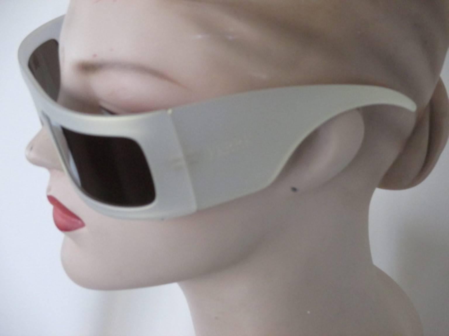 Gianfranco Ferré wraparound sunglasses
Frame: Plastic wrap around Temple 
Plastic Lens: CR 39 (100% UV) 
Color: Pearl
Made in Italy 