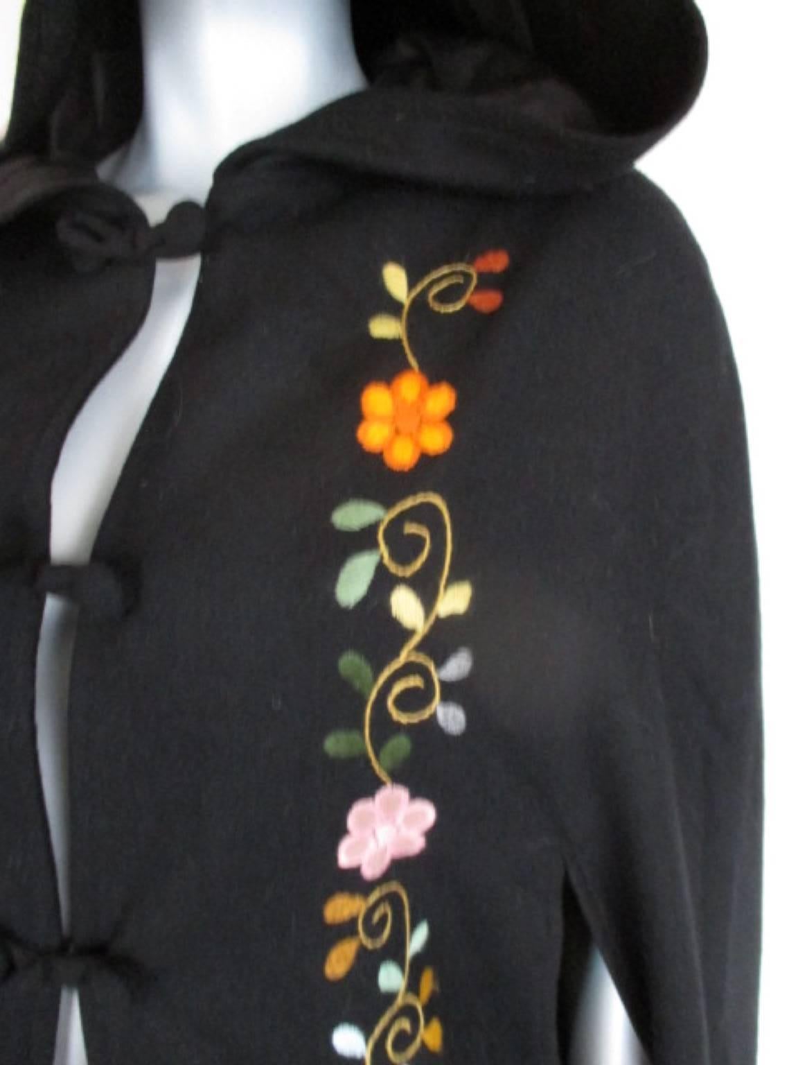 This beautiful cape is embroided with flowers in the front, back and at the hood.
Its in good vintage condition.
One size

Please note that vintage items are not new and therefore might have minor imperfections.

