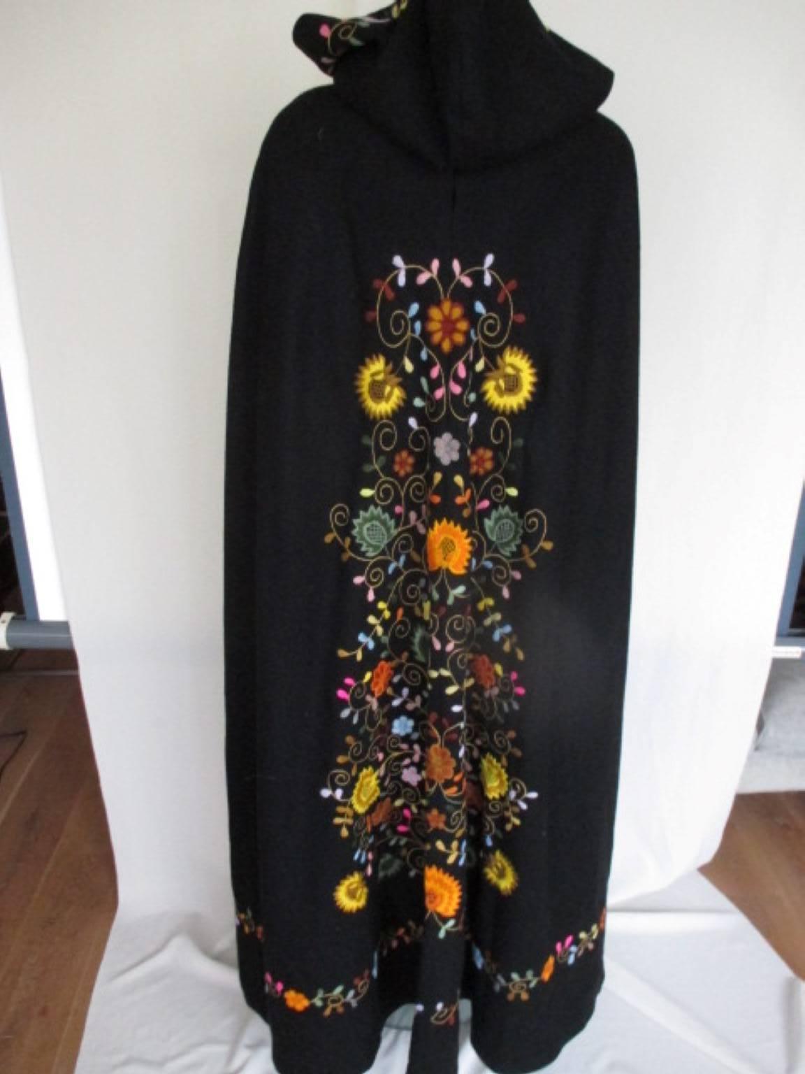 Black Flowers Embroidered Vintage Cape with Hood In Good Condition In Amsterdam, NL