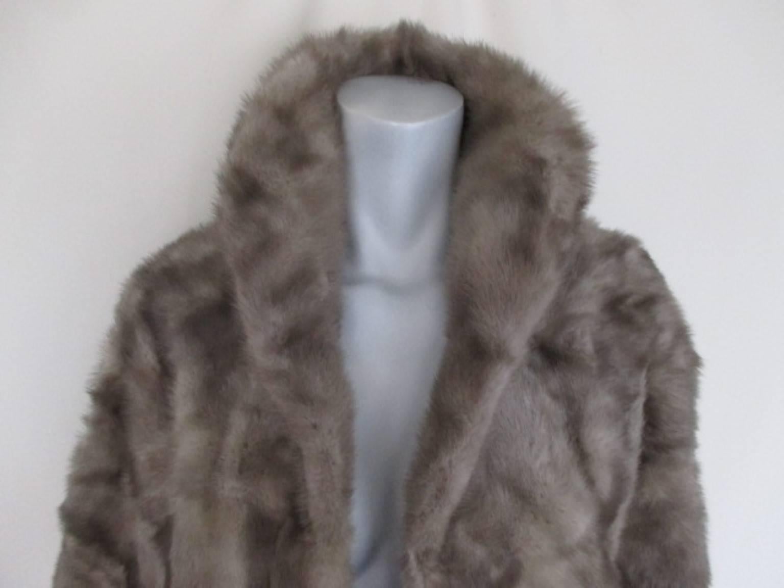 This beautiful vintage stole is made of grey color mink.
With 2 pockets and silk lining.
The condition is good, it has wear at the lining.
Measurement;
about 160 cm/ 62.99 inch.

Please note that vintage items are not new and therefore might have