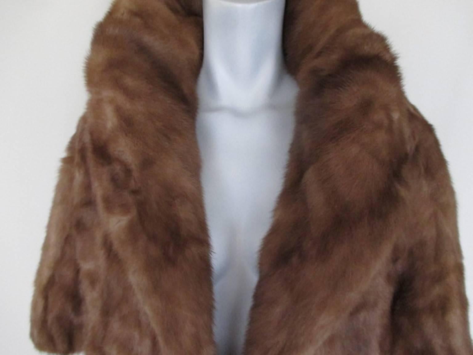 This beautiful vintage stole is made of brown color mink.
With 2 pockets and silk lining.
The condition is good, it has minimum wear at the lining.
Measurement;
Lenght 63cm and circumference 135 cm

Please note that vintage items are not new and