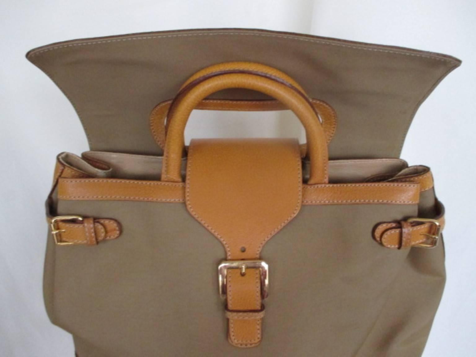 Esta bolsa de viaje está hecha de nailon tejido, detalles de cuero, herrajes dorados y 2 asas de cuero.
En el interior, 1 bolsillo con cremallera.
Estado: en el forro y en la esquina exterior hay algo de desgaste en el cuero. (ver fotos)

Tallas: 
