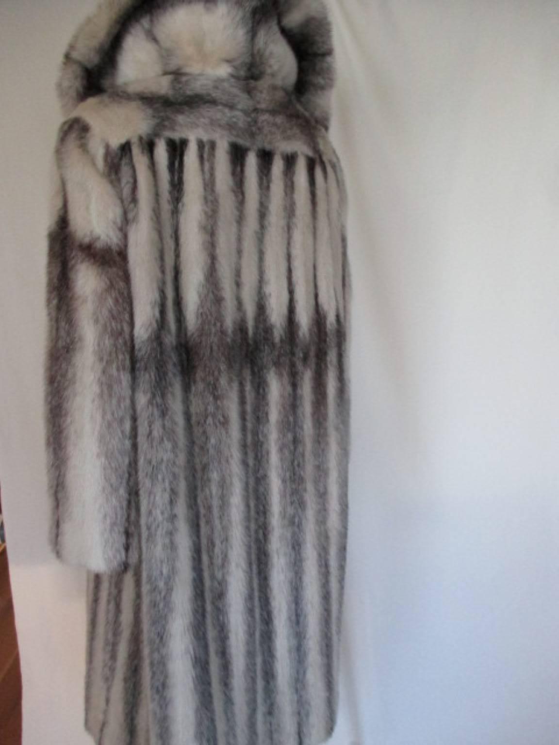 This vintage coat is made by royal furrier Rieger in München, Germany.
Kohinoor mink is very soft mink and easy to wear.
It has 2 velvet pockets, 3 closing hooks and 1 hook the collar.
Its in good condition, minimum wear at the lining.
size fits as