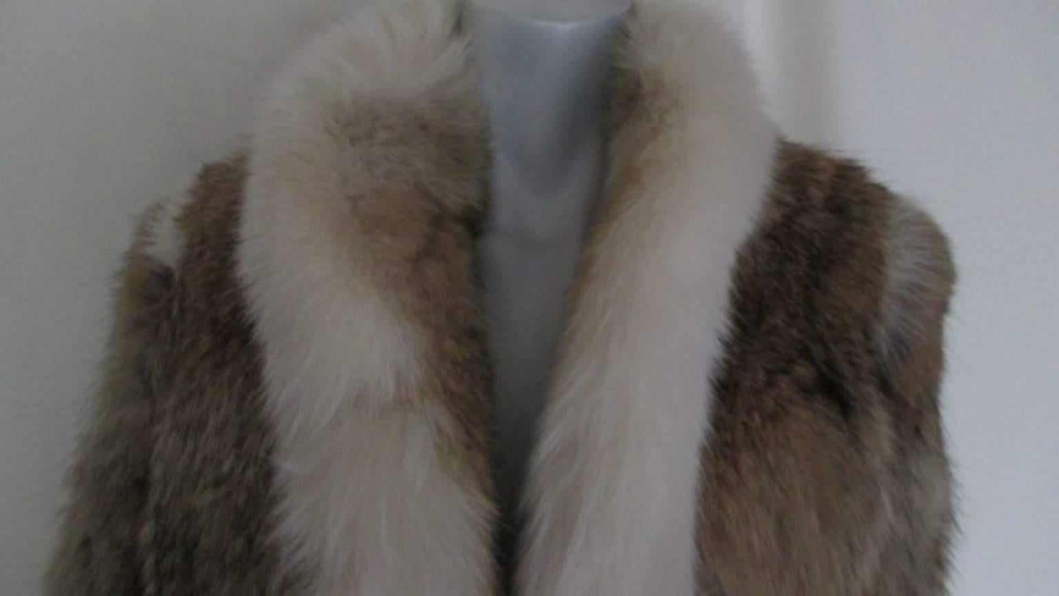 This vintage coat has 2 velvet pockets and 3 closing buttons.
Trimmed with white fox fur.
It was made by Anderson's Furs in NY. Anderson's opened on Market St. in 1953 and closed 35 years later. 
Size fits about US 8- 10/ EU 38-40, see section