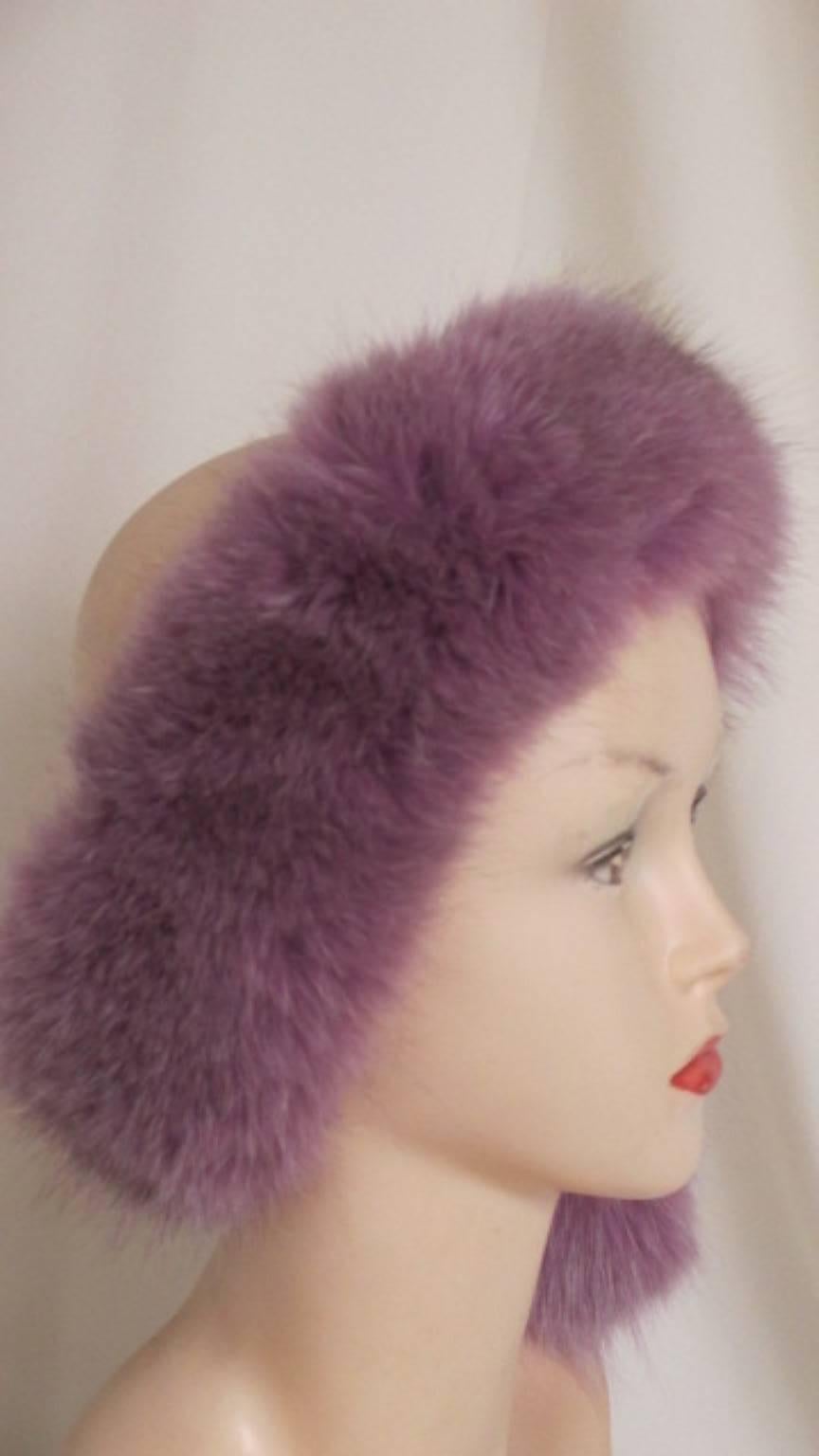 This head band is made of soft dyed lila fox fur with a white leather lining and a strech piece.
Size fits like 57/58 cm