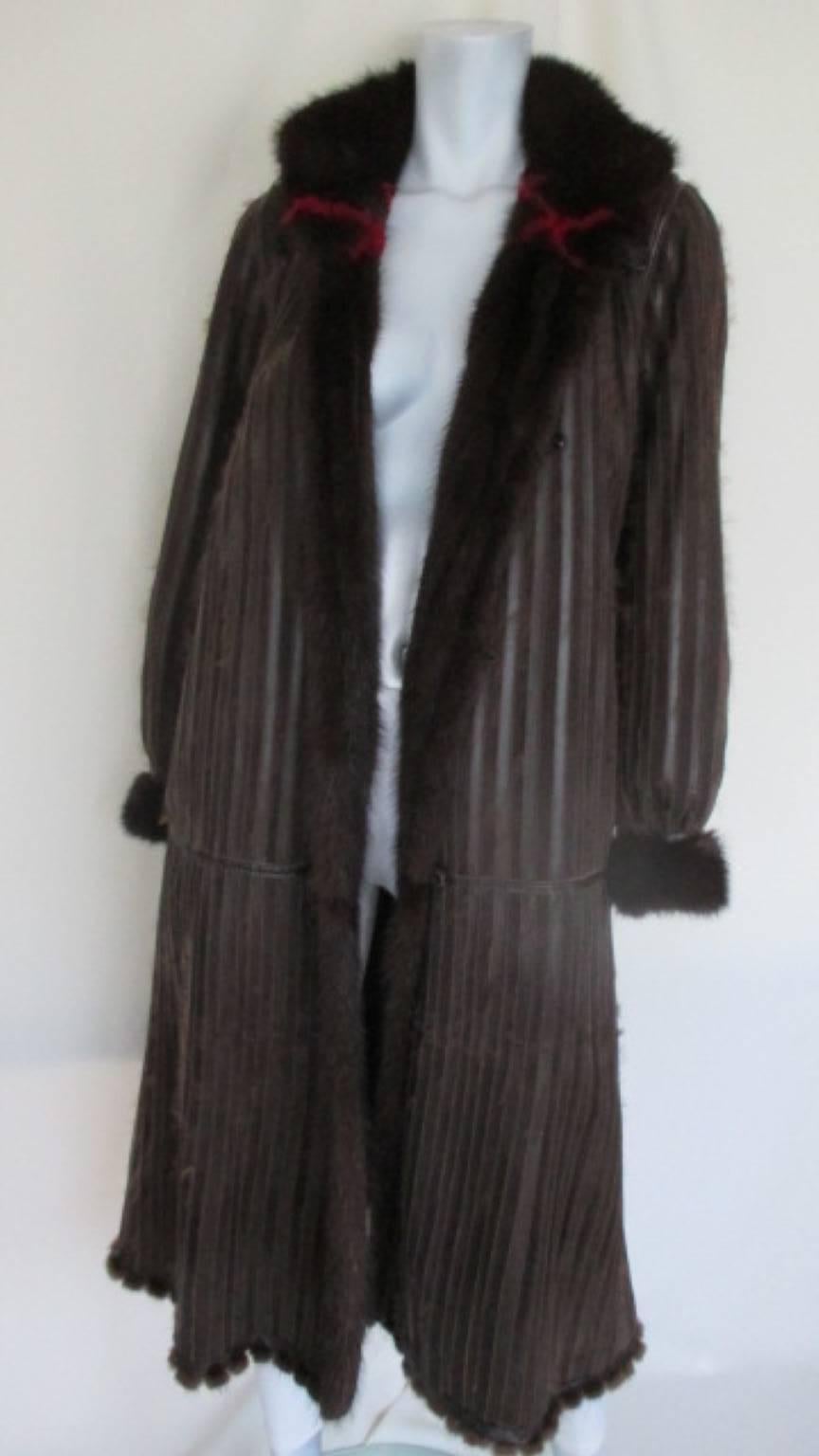 Dieser Vintage-Mantel ist aus hochwertigem:: weichem Nerz:: kann von beiden Seiten getragen werden:: er hat 2 Taschen innen und außen auf der Fellseite und auf der Lederseite. 
Es hat 4 Schließknöpfe. 
Die Kürschnerin ist Tarja Niskanen aus