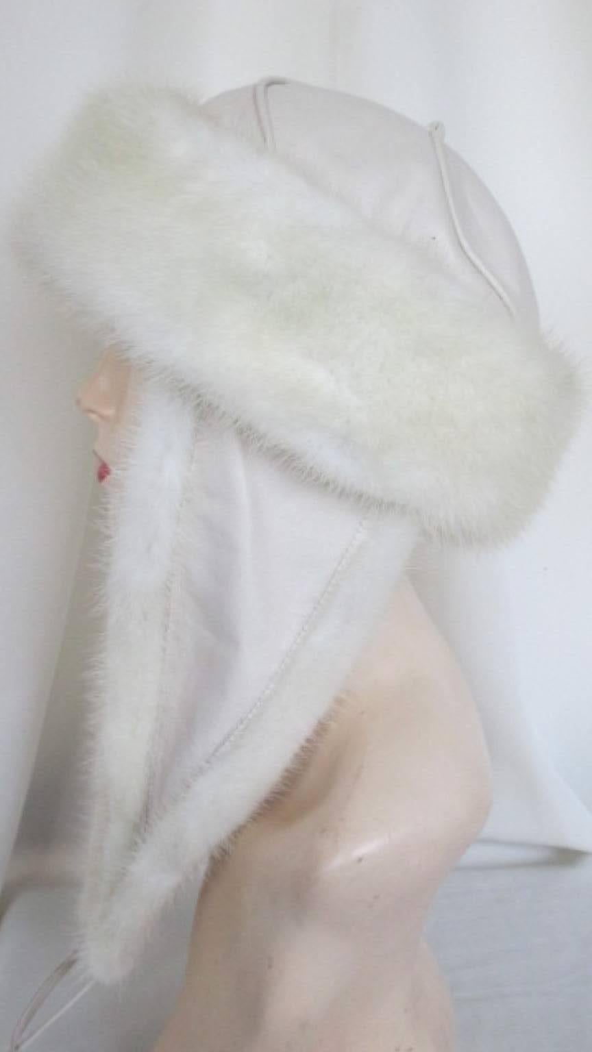 This soft white mink fur hat is made in Finland, Tarja Niskanen Helsinki and has a leather top and 2 detachable sides.
Its in excellent vintage condition.
circumference about 58 cm/ 22.83 inch