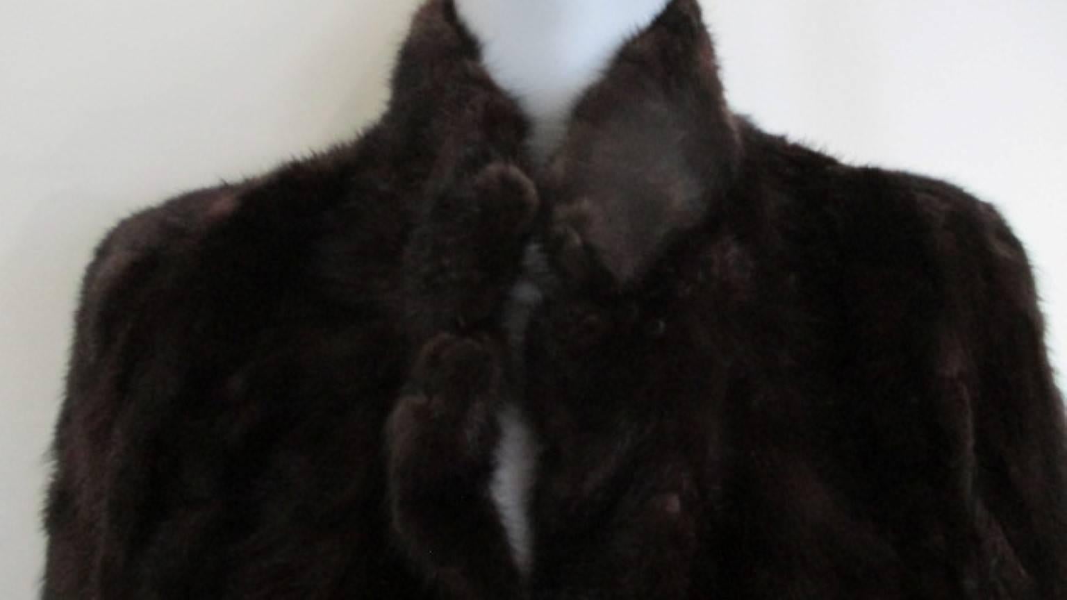 This vintage fur coat is made of brown soft mink fur pieces and is very light to wear.
With 2 pockets, 3 closing hooks and 1 hook at the collar.
Appears to be medium US 10/EU 40, please refer to the measurements in the description.

Please note that