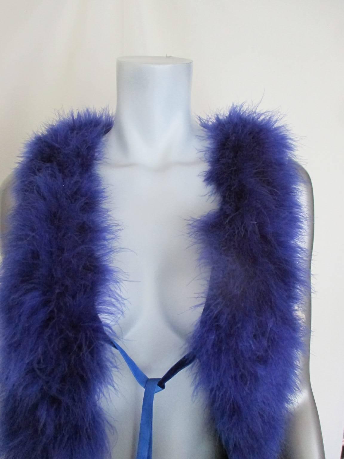 This fringed vest is made of marabou feathers with velvet closure
Rare blue color
In very good vintage condition
size small

Please note that vintage items are not new and therefore might have minor imperfections