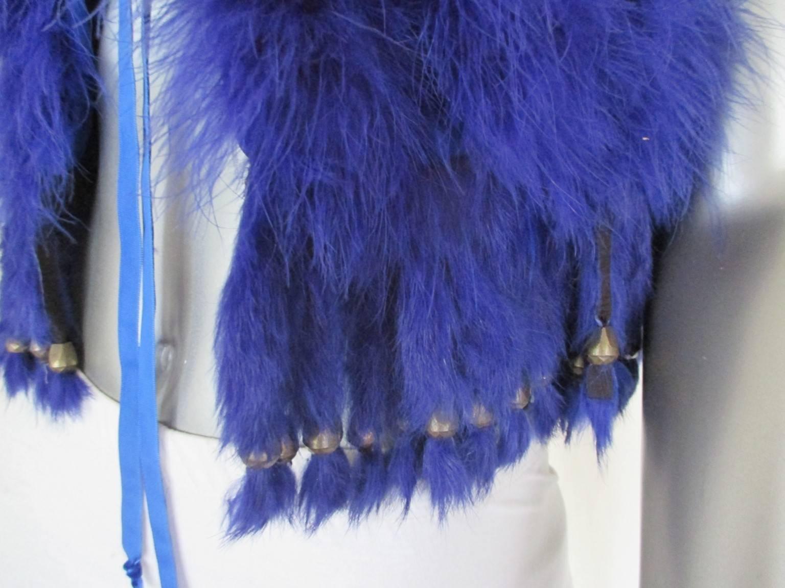 Königsblaue Marabu ärmellose Fransenweste (Blau) im Angebot