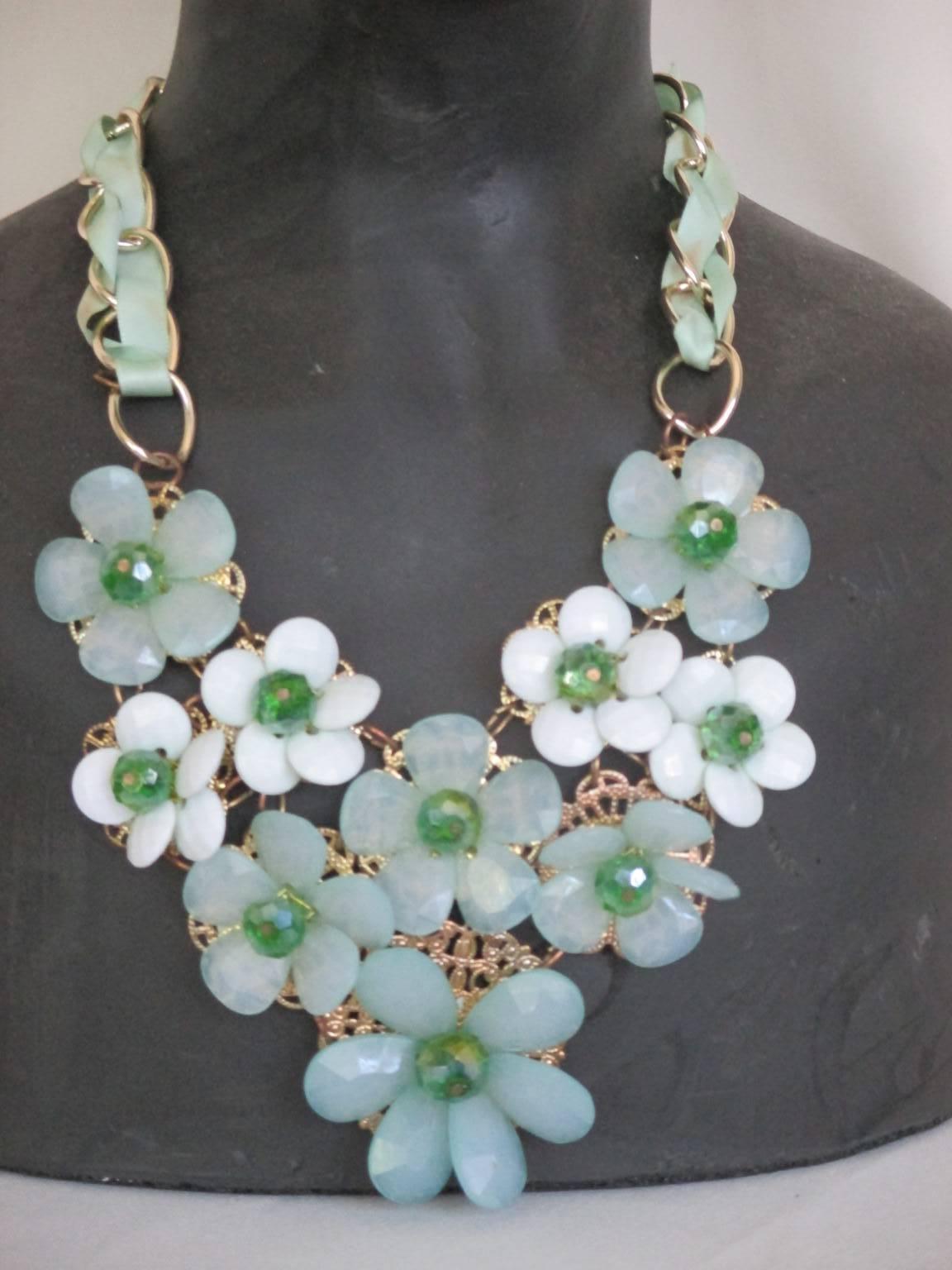 This rare unique vintage necklace is made of fantasy green glass flowers on gold tone color background.
Made about 1960's
costume jewelry
In good vintage condition,  some wear at the fabric between the chains.
not signed
