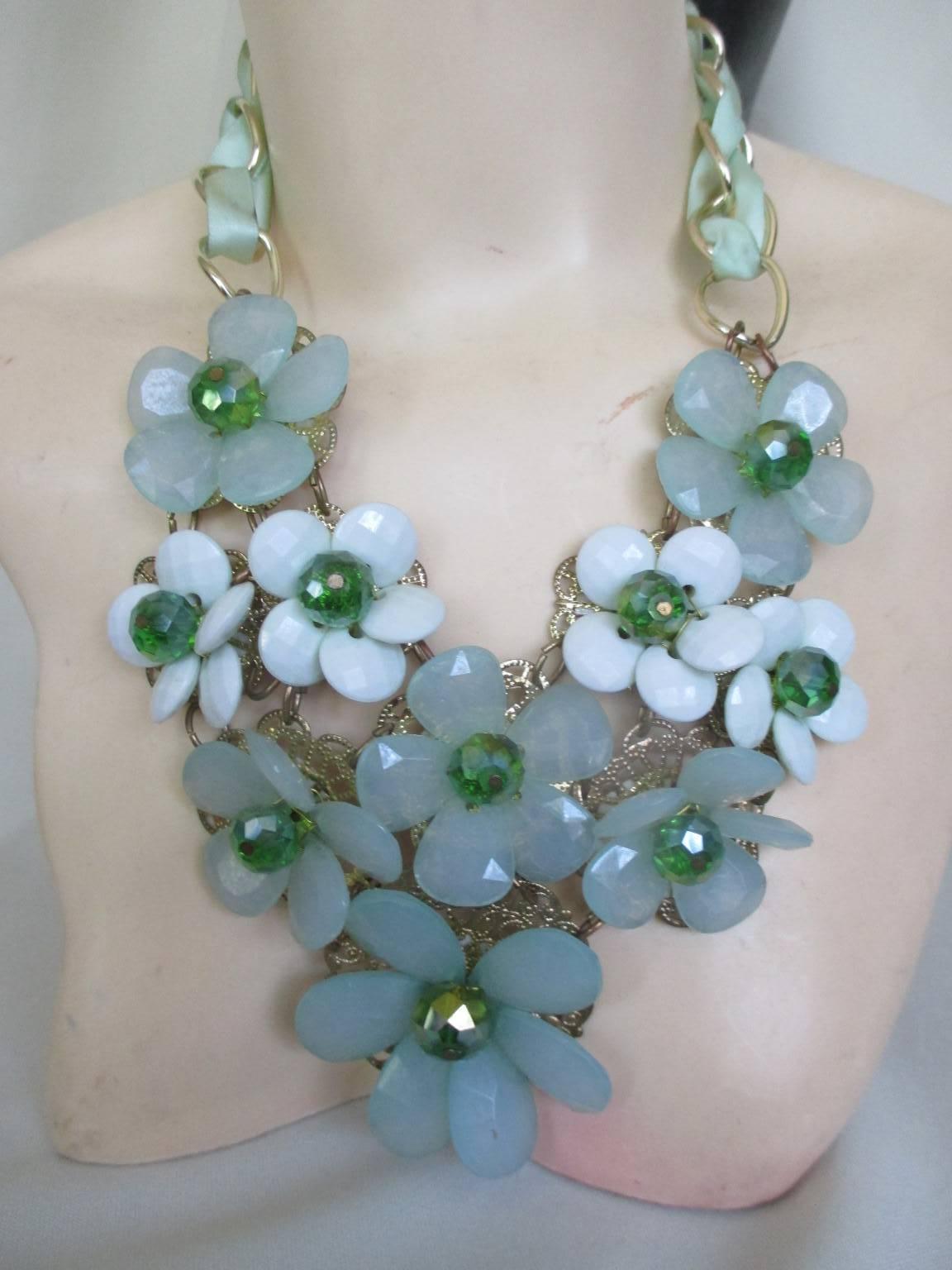 Women's or Men's vintage green flower necklace For Sale