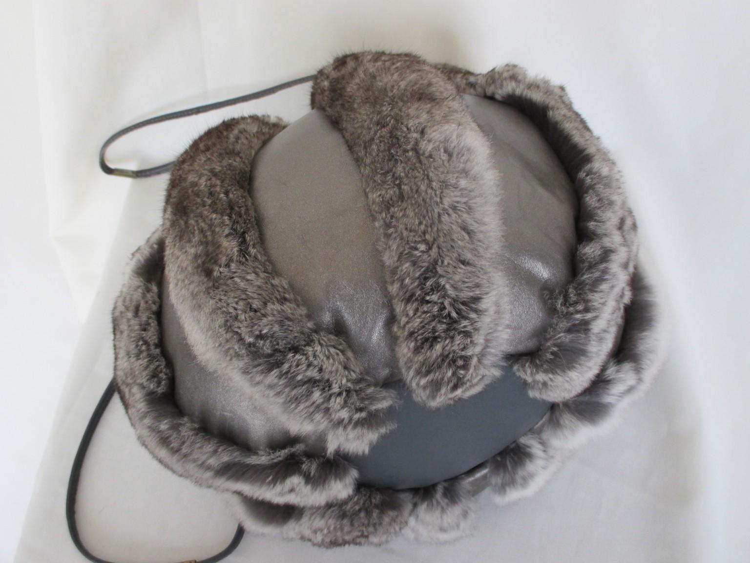 This special design chinchilla fur with silver leather bag has inside 1 zipper pocket and 2 side opening for your hands or wallet.
Its very light to wear and you can also warm your hands.
The handles are from grey leather
Its in good condition, only