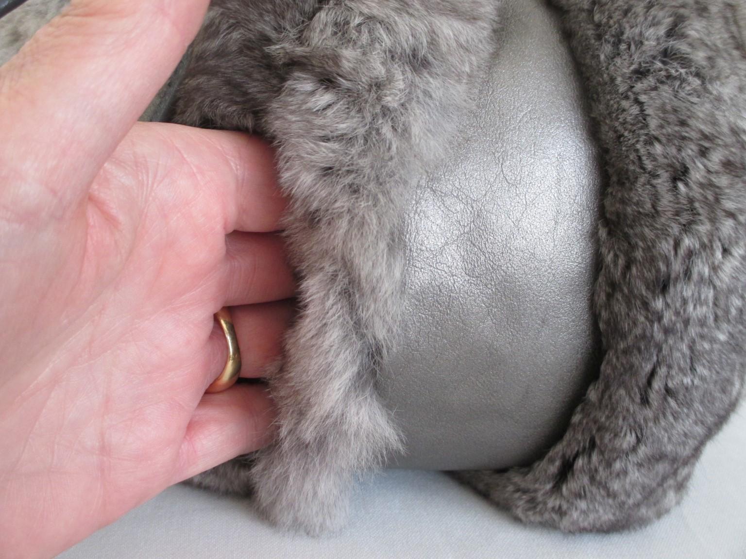 Chinchilla Fur muff round leather bag In Good Condition For Sale In Amsterdam, NL