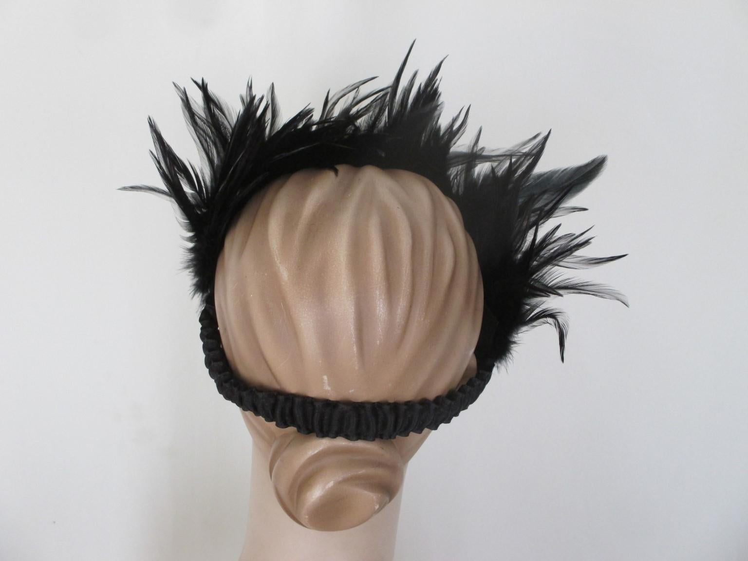 Questi rari cerchietti vintage sono realizzati in piume/pelle con un elastico.
È in ottime condizioni vintage.
set di 4 pezzi, 1 nero e 3 marrone scuro
La circonferenza è flessibile e si allunga di circa 54 cm fino a 58 cm/ fino a 22,83 pollici.