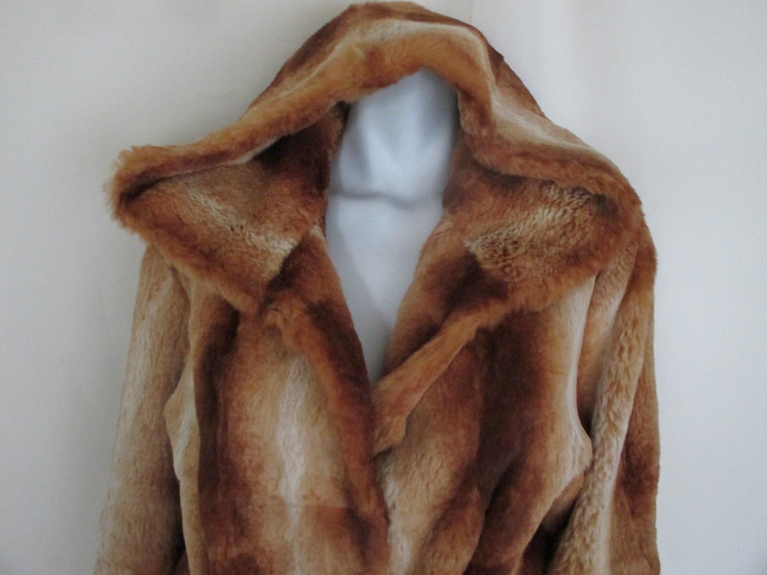 This jacket is made of soft chinchilla rex fur whith a hood and an inside belt.
It has 2 pockets and closes with 1 button at the collar and 3 closing hooks.
Not lined
This fur looks and feels like velvet, soft and supple.
Very light to wear
size US