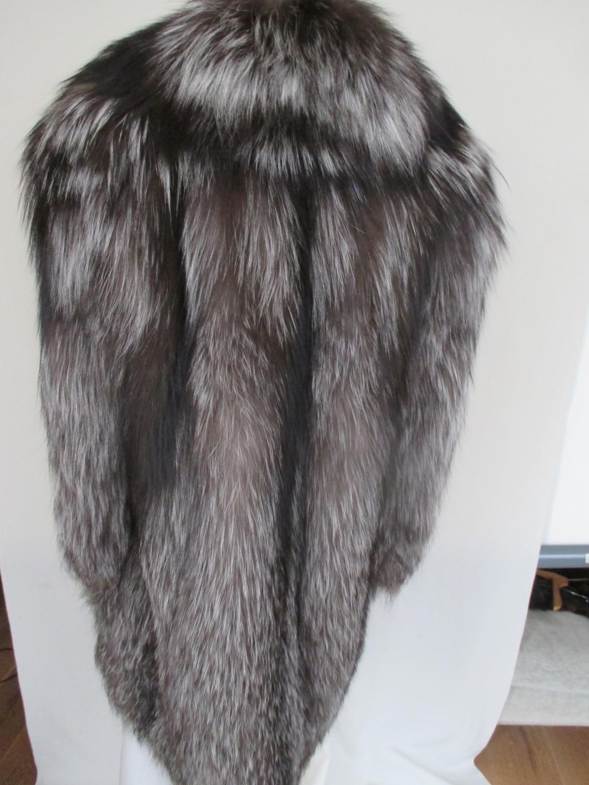 Beautiful Silver Fox Fur coat In Good Condition In Amsterdam, NL