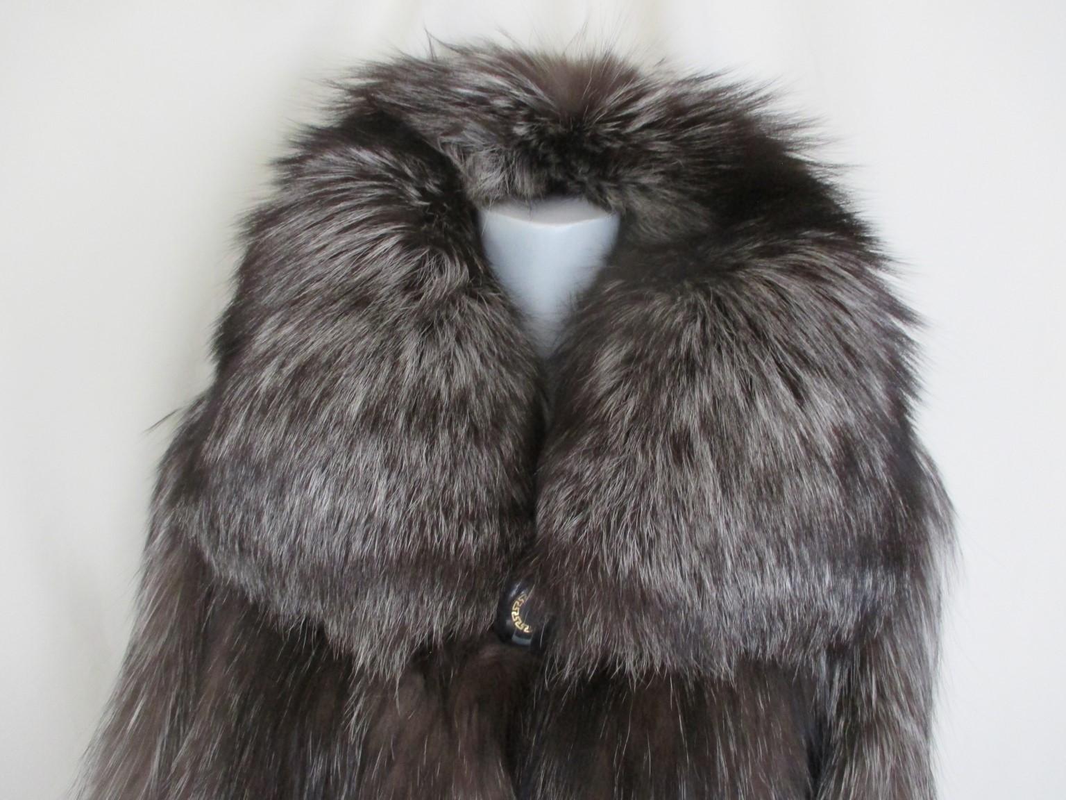 Beautiful high quality silver fox fur coat, is light to wear has 2 pockets, 1 inside pocket, 1 closing button at the collar and 3 closing hooks
huge collar
Furrier: Pantelis Chasakioilis, Greece
Excellent vintage condition
Size is about EU 42 / US 12