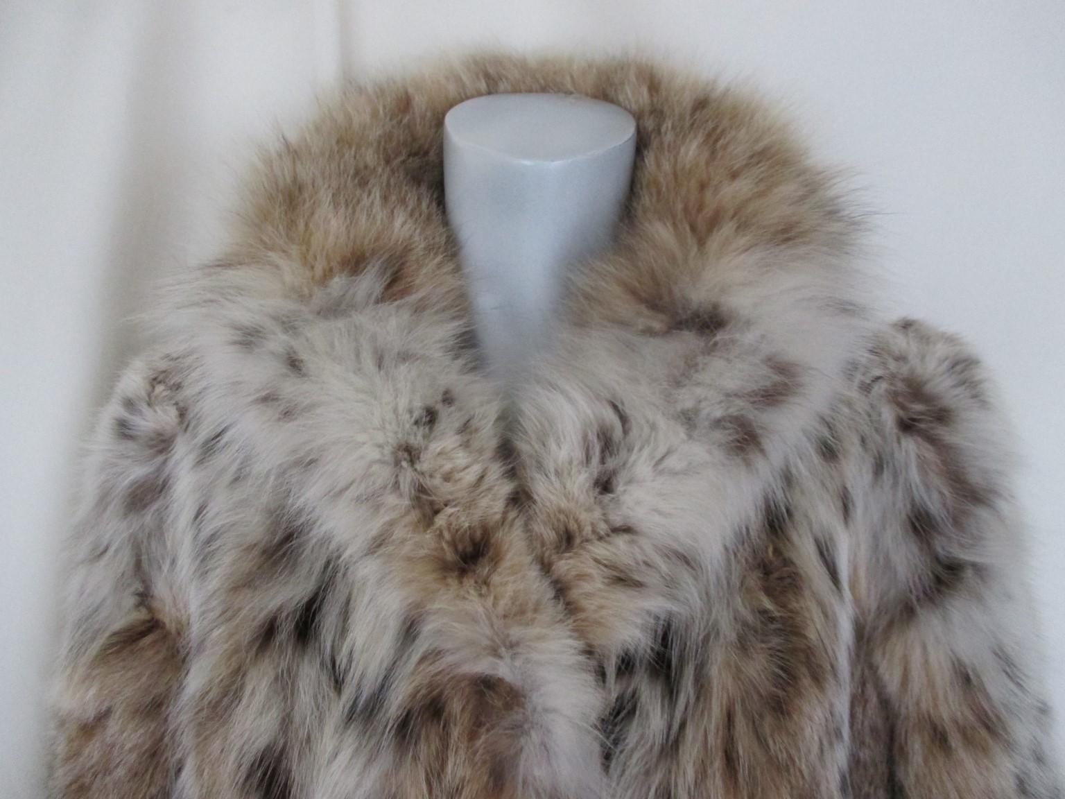 This vintage Lynx/Bobcat coat has 2 velvet pockets and 3 closing hooks.
The lining is made from silk.
This lovely coat is soft and light to wear.
Its in very good vintage condition
Furrier: Helmut Drexel , Germany
Size is medium EU 38-40/ US 8-10