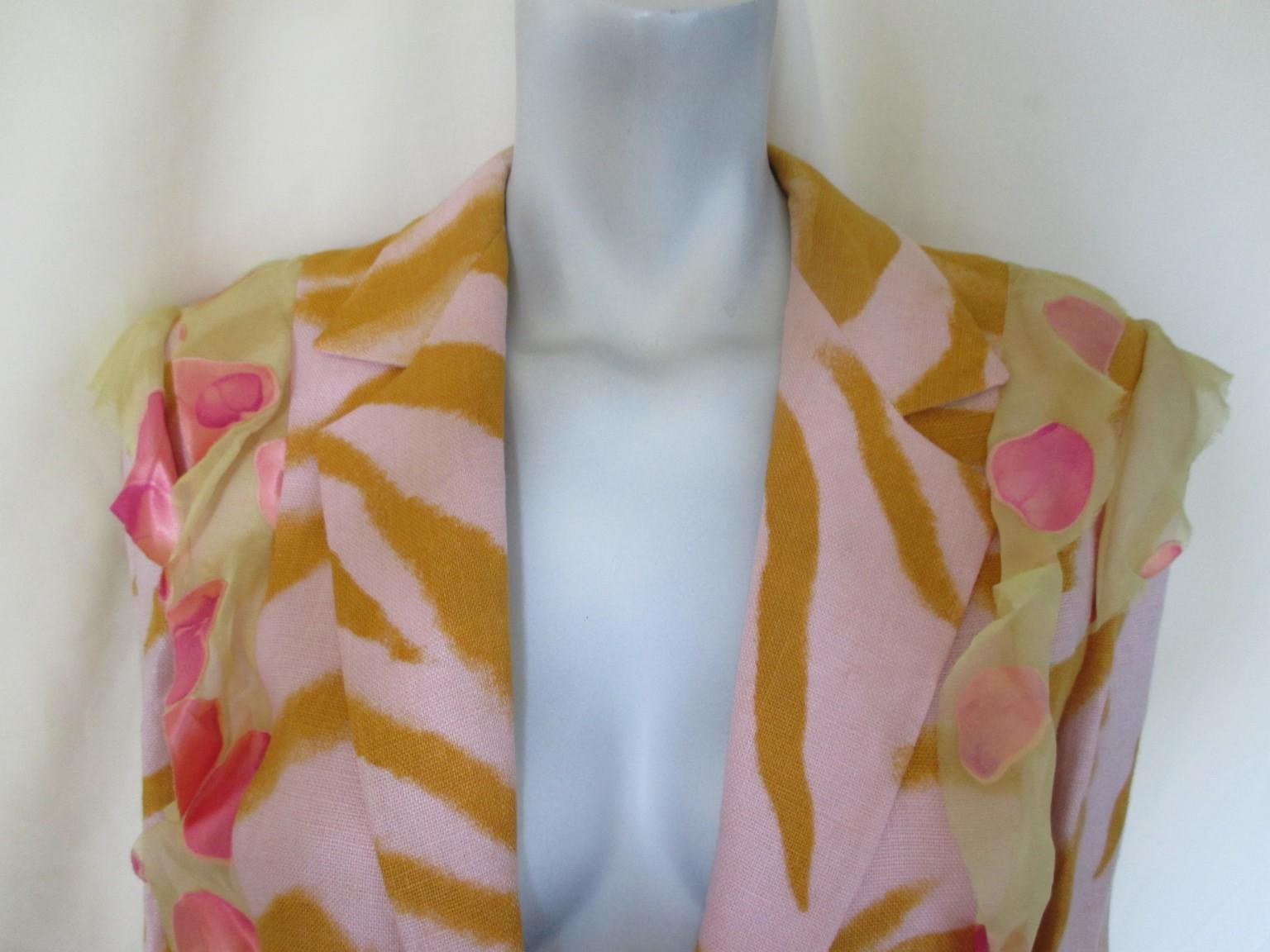 Vintage Emanuel Ungaro blazer trimmed with silk
The material is 100% linen and silk
No buttons
Good vintage condition
 Size is 38 France but fits about EU 36/ US 6-8
Please note that vintage items are not new and therefore might have minor