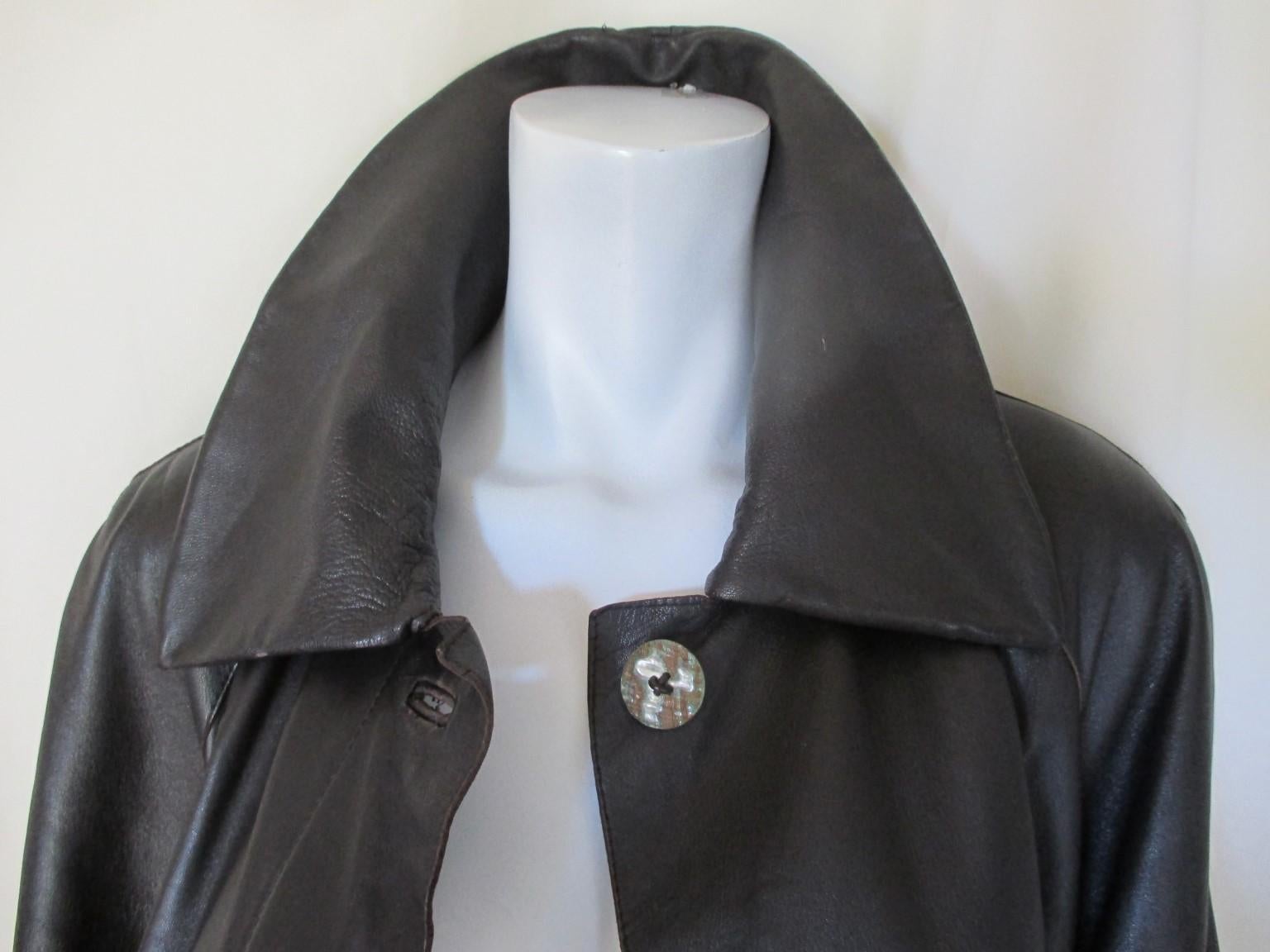This vintage Fendi dark brown leather coat has 2 pockets and 4 buttons.
Its in pre-owned condition, some wear at the leather.
Size is Italian 46,  US 10-12 /EU 40-42

Please note that vintage items are not new and therefore might have minor