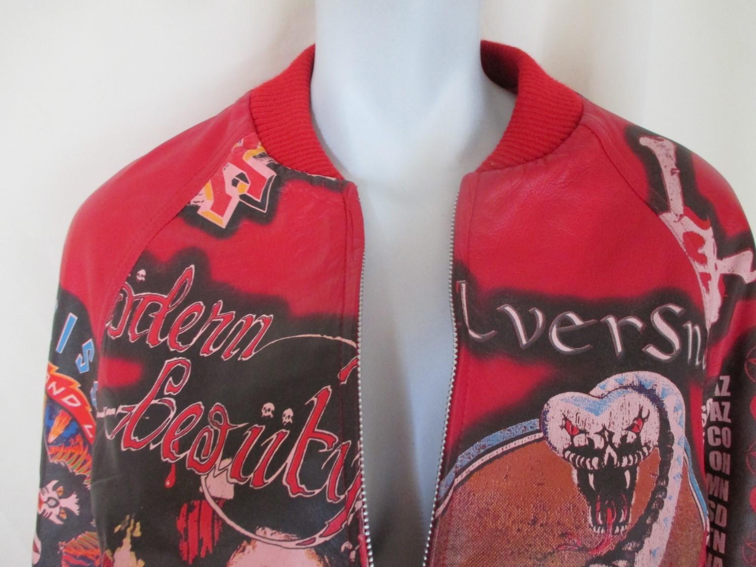 --Collectors-item--
Dolce & Gabbana vintage
Red leather jacket with rock and roll (Kiss) inspired designs.
The jacket has 2 zipper pockets and a zipper closing
Its in good vintage condition with some wear at the leather.
It can be worn by man or