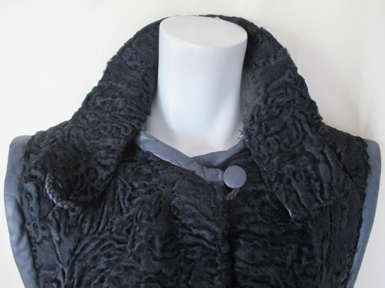 This coat is made from Persian lamb fur with detachable leather sleeves which closes with a zipper.
Color: Blue (dyed)
It has 2 velvet pockets, 2 buttons at the collar and 3 closing hooks.
size is about Medium/Large