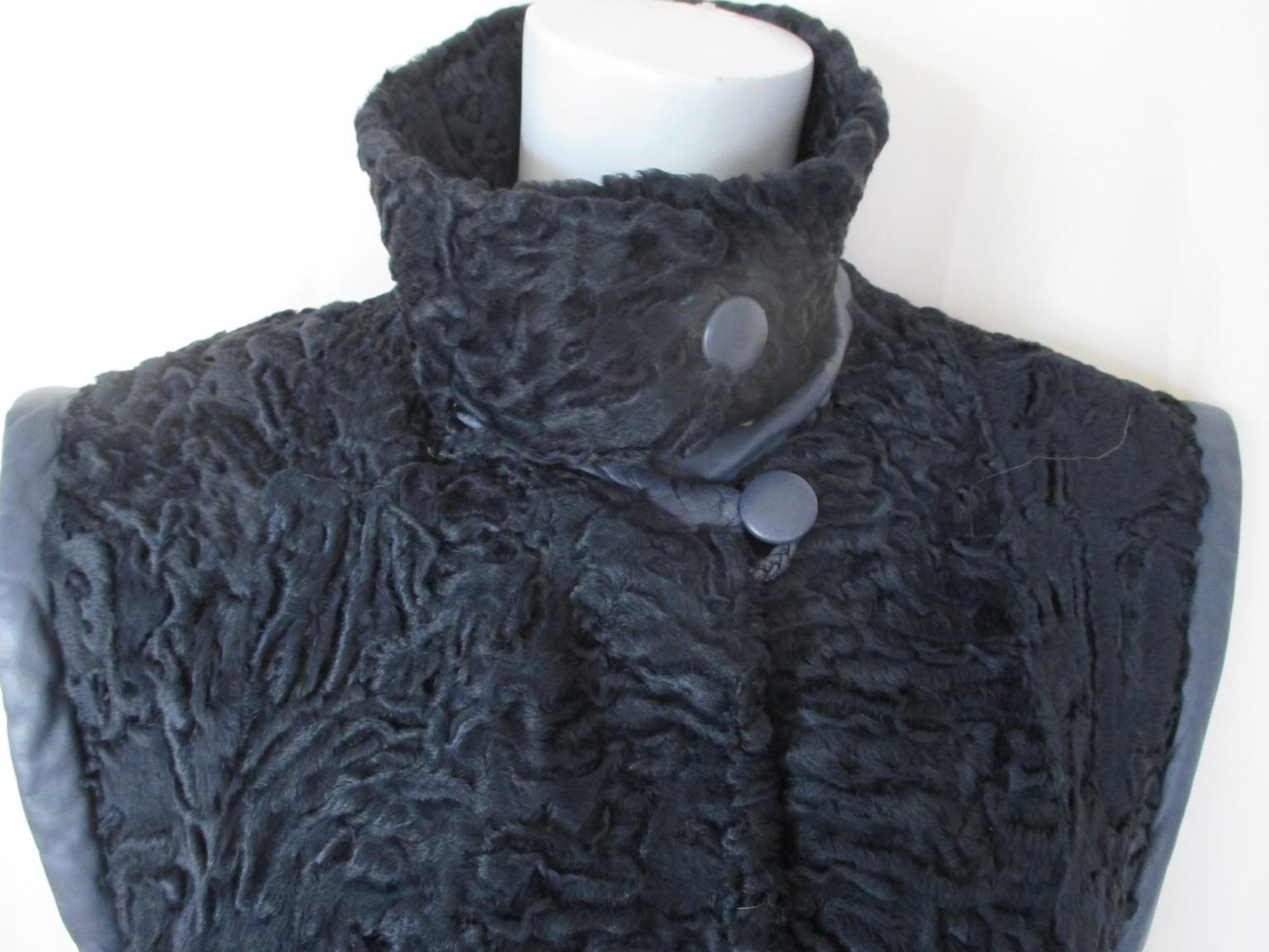  Blauer blauer Mantel aus persischem Lamm/Astrakhan-Pelz mit abnehmbaren Ärmeln (Schwarz) im Angebot