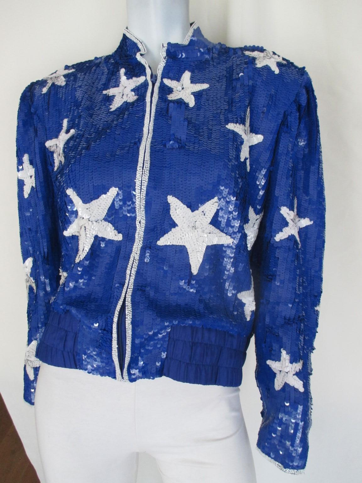 This vintage jacket 1980's  is made of all-over sequins with The American flag and white stars.
It has a zipper , no pockets and is elasticized at hem and fully lined.
The jacket is in good vintage condition
Size fits like a small

Please note that