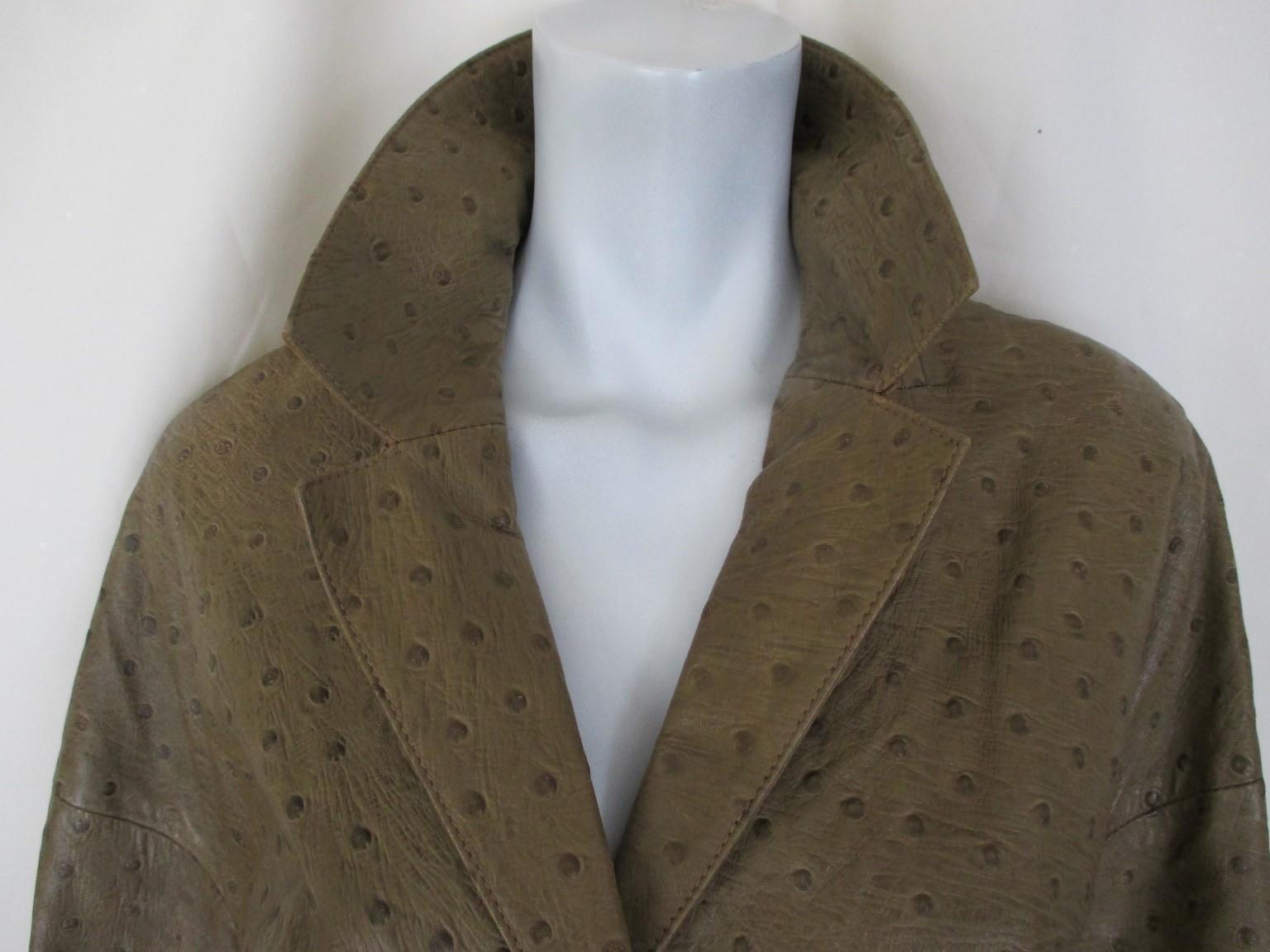 This vintage natural ostrich leather coat has 2 pockets and 3 buttons.
Color: olive green
Rare, not easy to find.
Its in fair vintage condition, some wear at the leather and inside lining at the sleeves.
Size is marked EU 42

Please note that