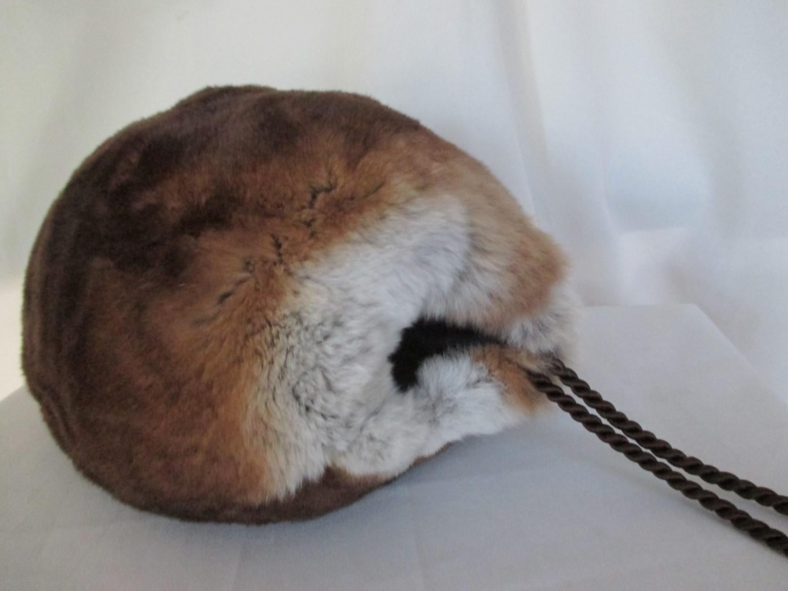 This brown soft chinchilla fur muff has 1 zipper pocket and 2 side opening for your hands for warming hands or wallet.
Its very light to wear and in very good vintage condition
Measurements:
lenght 27 cm / 10.62 inch
diameter 24 cm / 9.44 inch



