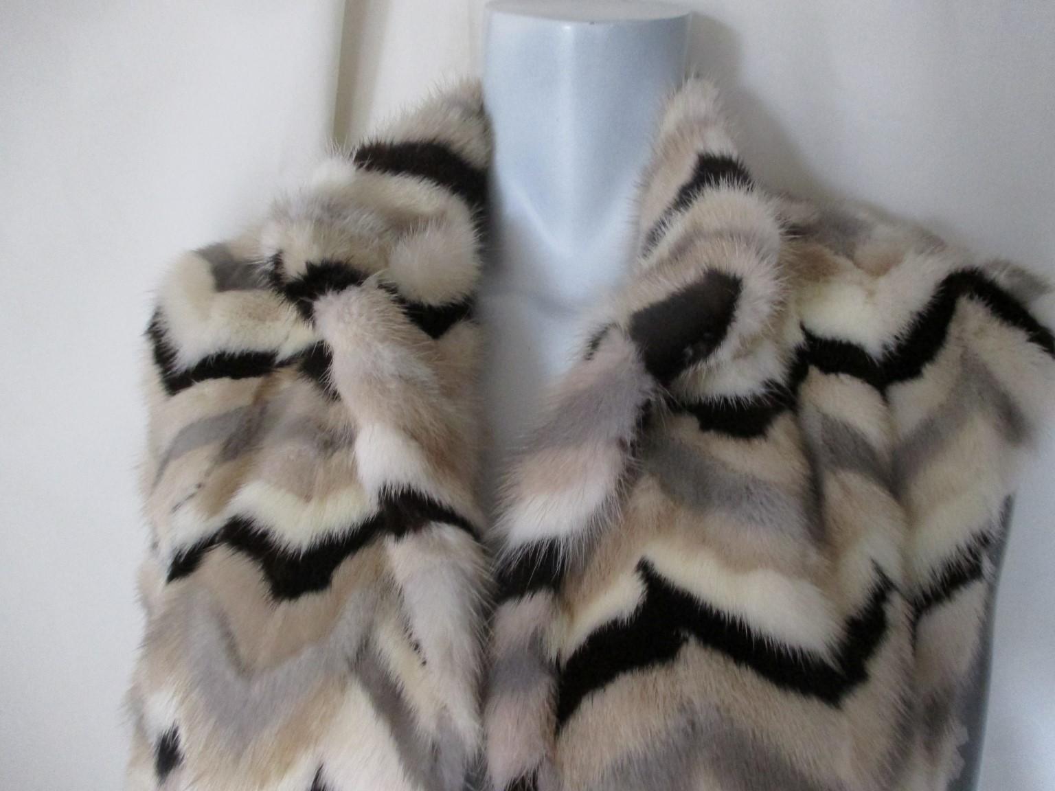 This mink vest has 2 pockets, no closure buttons
Its in good vintage condition 
Color: grey, black, brown, creme
Size fits as medium

Please note that vintage items are not new and therefore might have minor imperfections.
