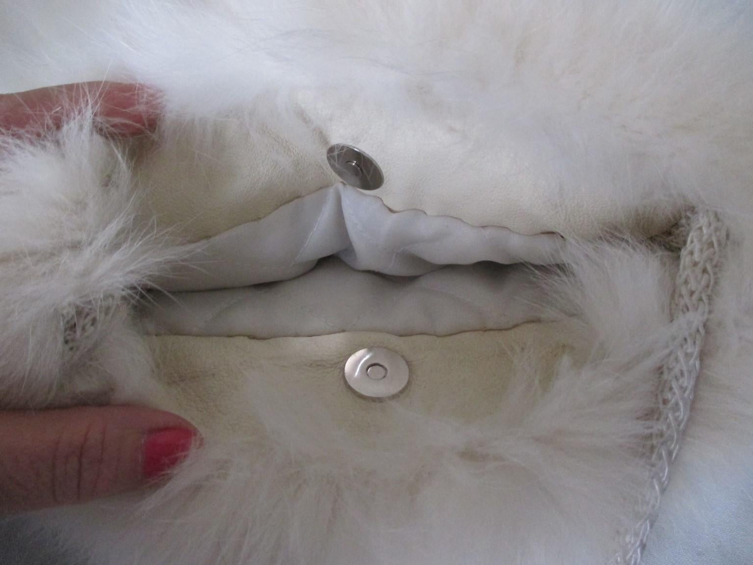 This vintage clutch is made of very soft lynx fur with a press button closure and a chain.
measurements:
25cm /9.48 inch  x  23 cm /9.05 inch
Chain 138 cm/54.33 inch

Please note that vintage items are not new and therefore might have minor