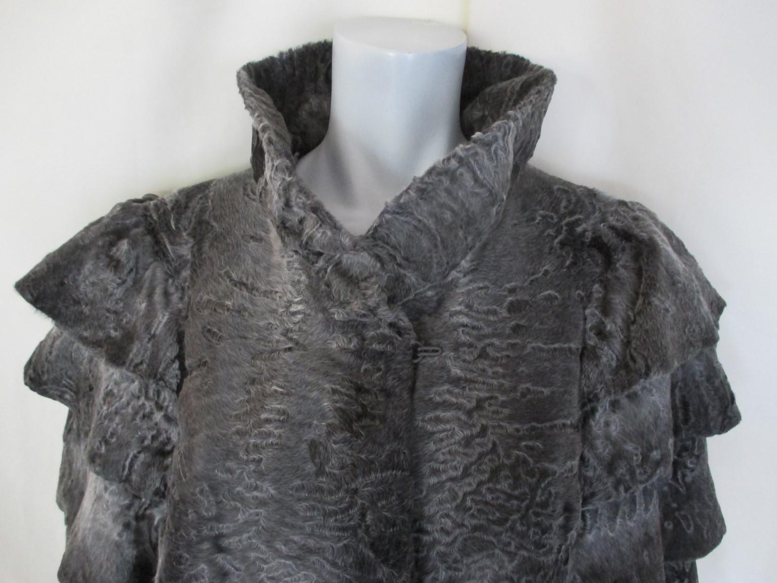 This exclusive and rare model has 2 pockets, cape style sleeves, 1 hook at the collar, 4 closing hooks
Broadtail fur is is the highest valued type of lamb fur
Color: silver-grey
This fur is soft and supple and light to wear
In good vintage